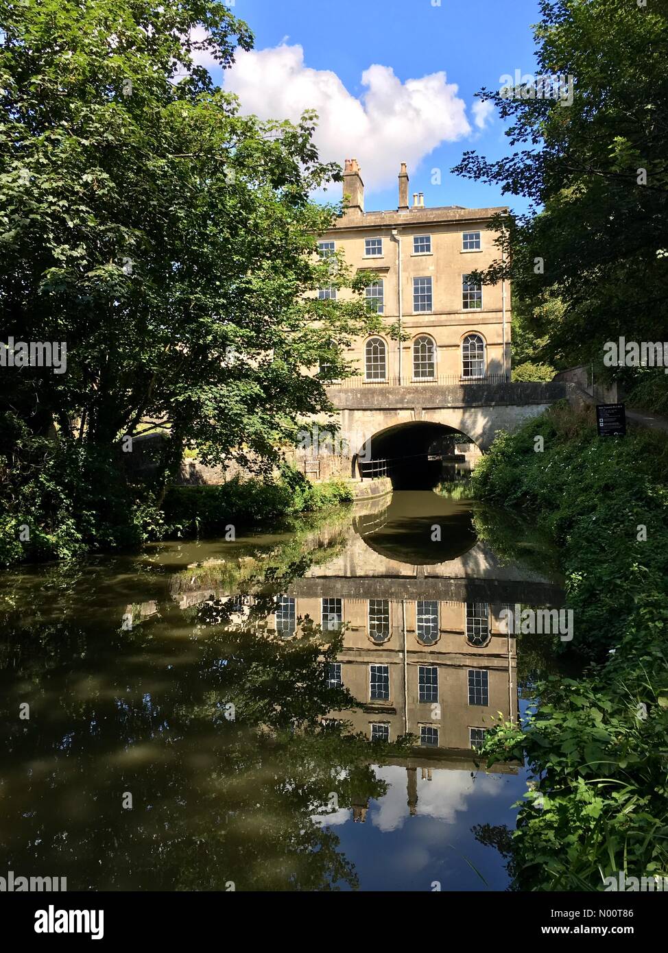 Bath, England, 11. Juli 2018 einen sonnigen und warmen 25 Grad heute am Cleveland House, entlang der Kennet und Avon Kanal an der Badewanne. Credit: Lisa Werner/StockimoNews/Alamy leben Nachrichten Stockfoto