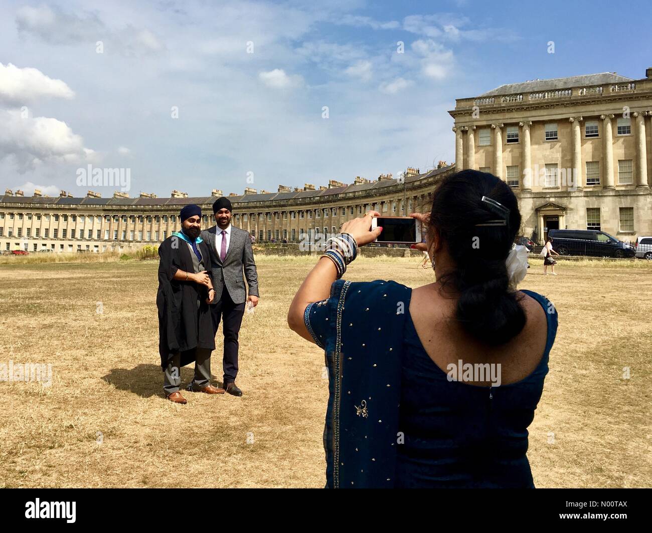 Badewanne, Großbritannien. 12. Juli 2018. UK Wetter Bath, England vom 12. Juli 2018 Graduation Day für die Universität von Bath. Über 3.000 Studenten werden ihren Ehren erhalten diese Woche. Credit: Lisa Werner/StockimoNews/Alamy leben Nachrichten Stockfoto