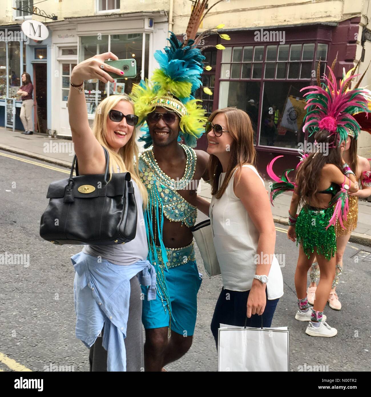 Badewanne Karneval 21. Juli 2018 Bath, England Großbritannien Mädchen eine selfie mit einem männlichen Tänzer bei der jährlichen Badewanne Karnevalsumzug. Credit: Lisa Werner/StockimoNews/Alamy leben Nachrichten Stockfoto