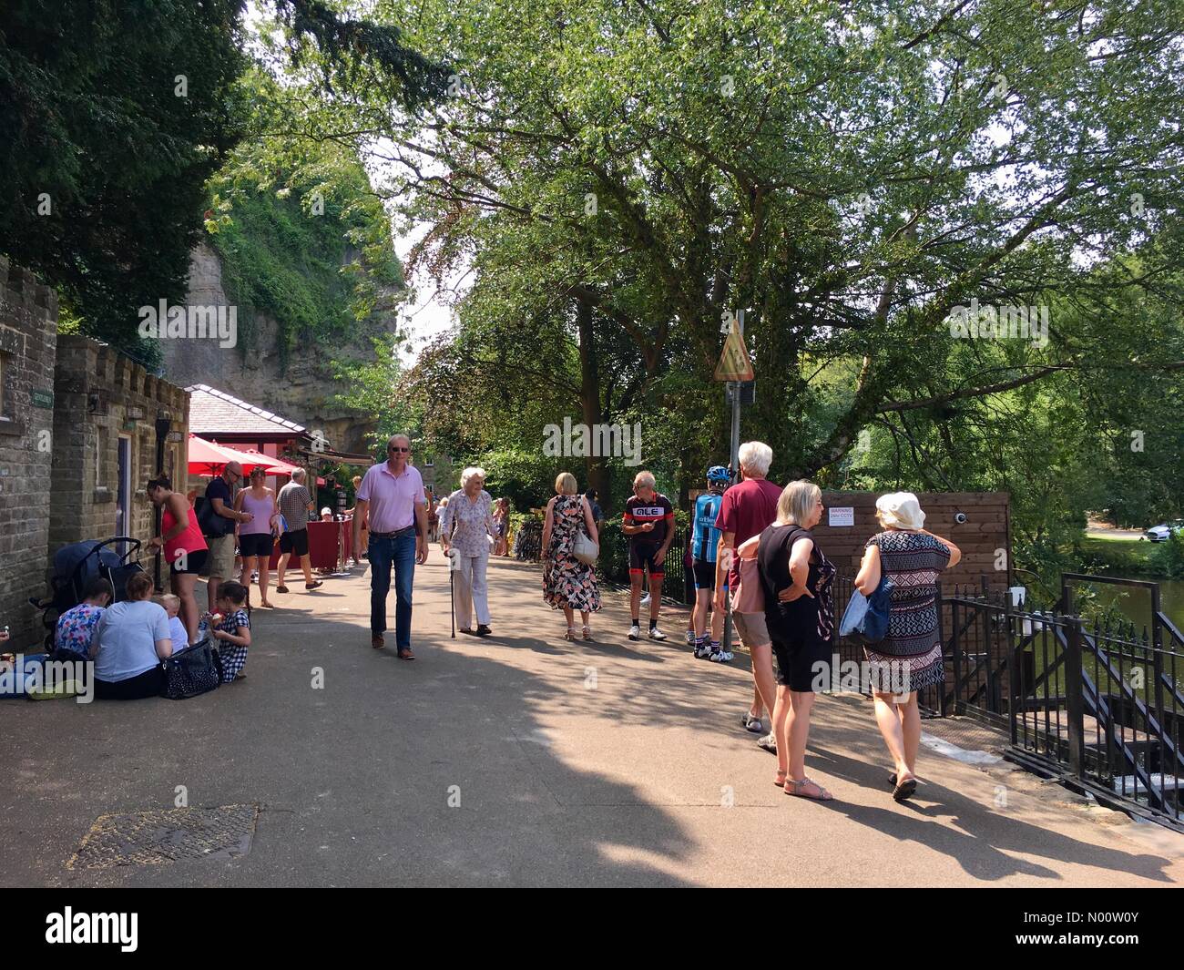 UK Wetter sonnig heißen Tag in Knaresborough in Yorkshire 26. Juli 2018. Einem heißen sonnigen Nachmittag in Knaresborough hatte Menschen genießen Sie die Sehenswürdigkeiten und Attraktionen. Stockfoto