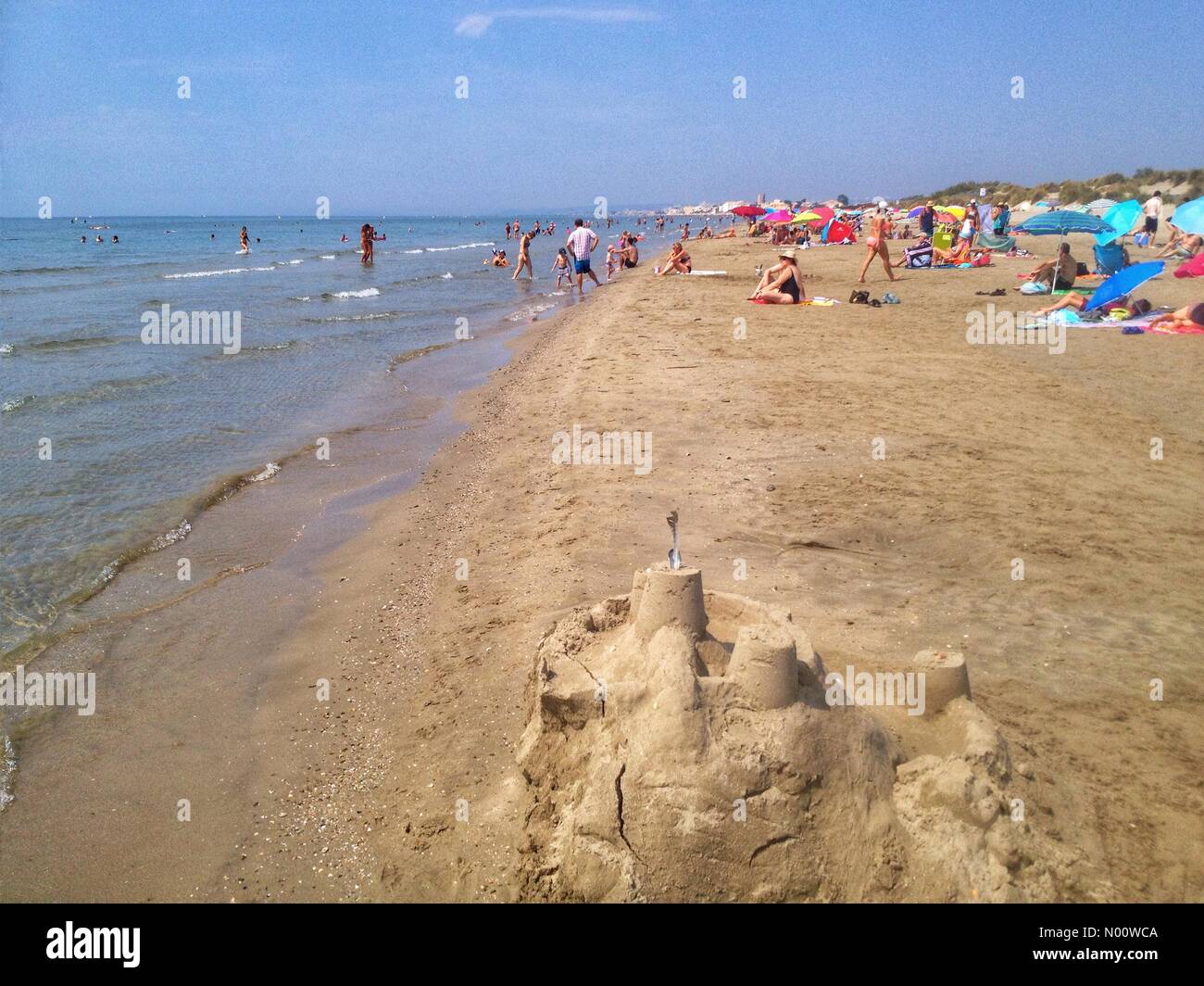 Heißer Tag, viele Menschen an den Stränden in der Nähe von Montpellier, Occitanie Frankreich Stockfoto