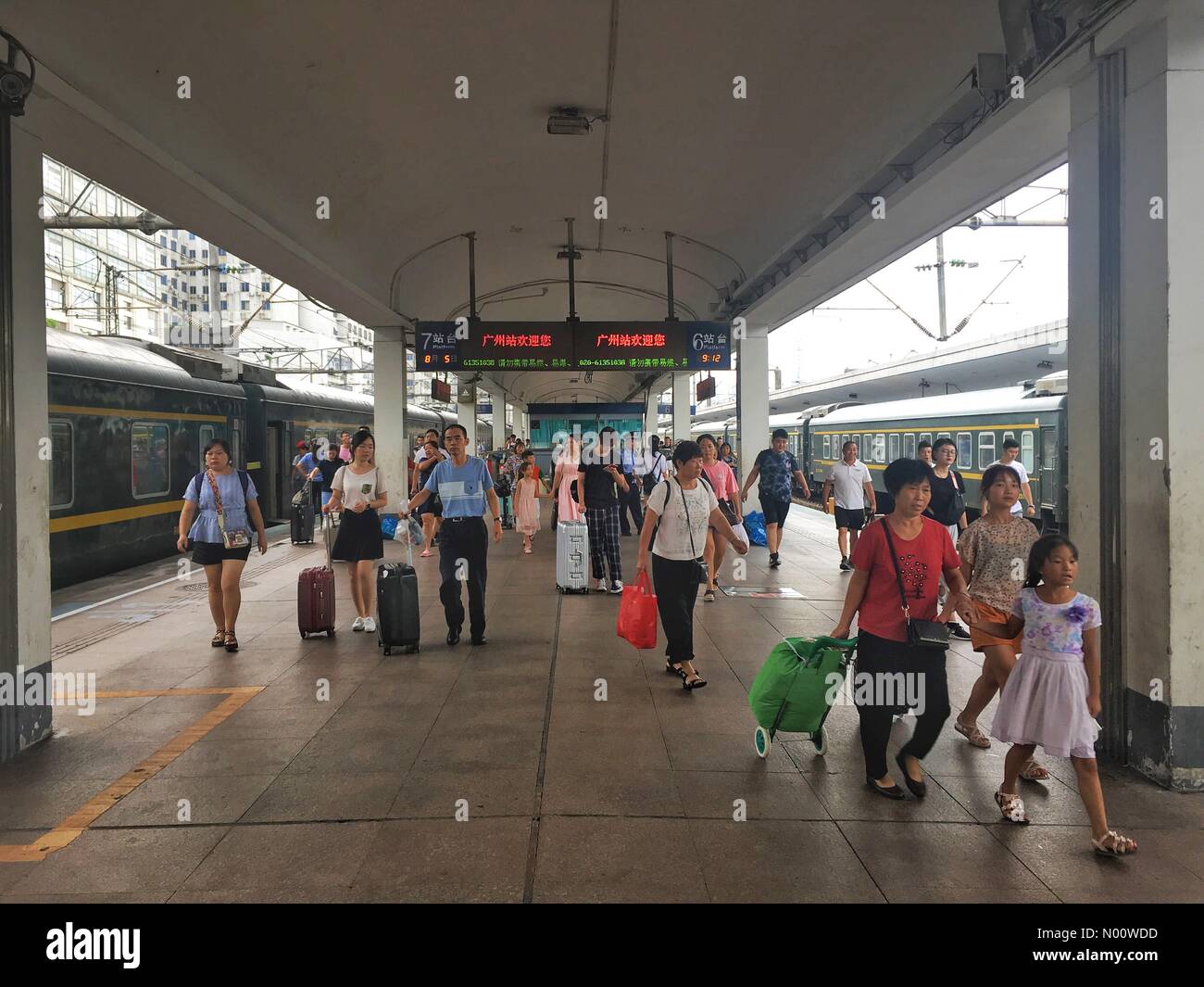 Guangzhou, China. 5. August 2018. Überfüllte Bahnhof Guangzhou Plattform nach Zug von Peking angekommen. August 5, 2018. Credit: Irkin09/StockimoNews/Alamy leben Nachrichten Stockfoto