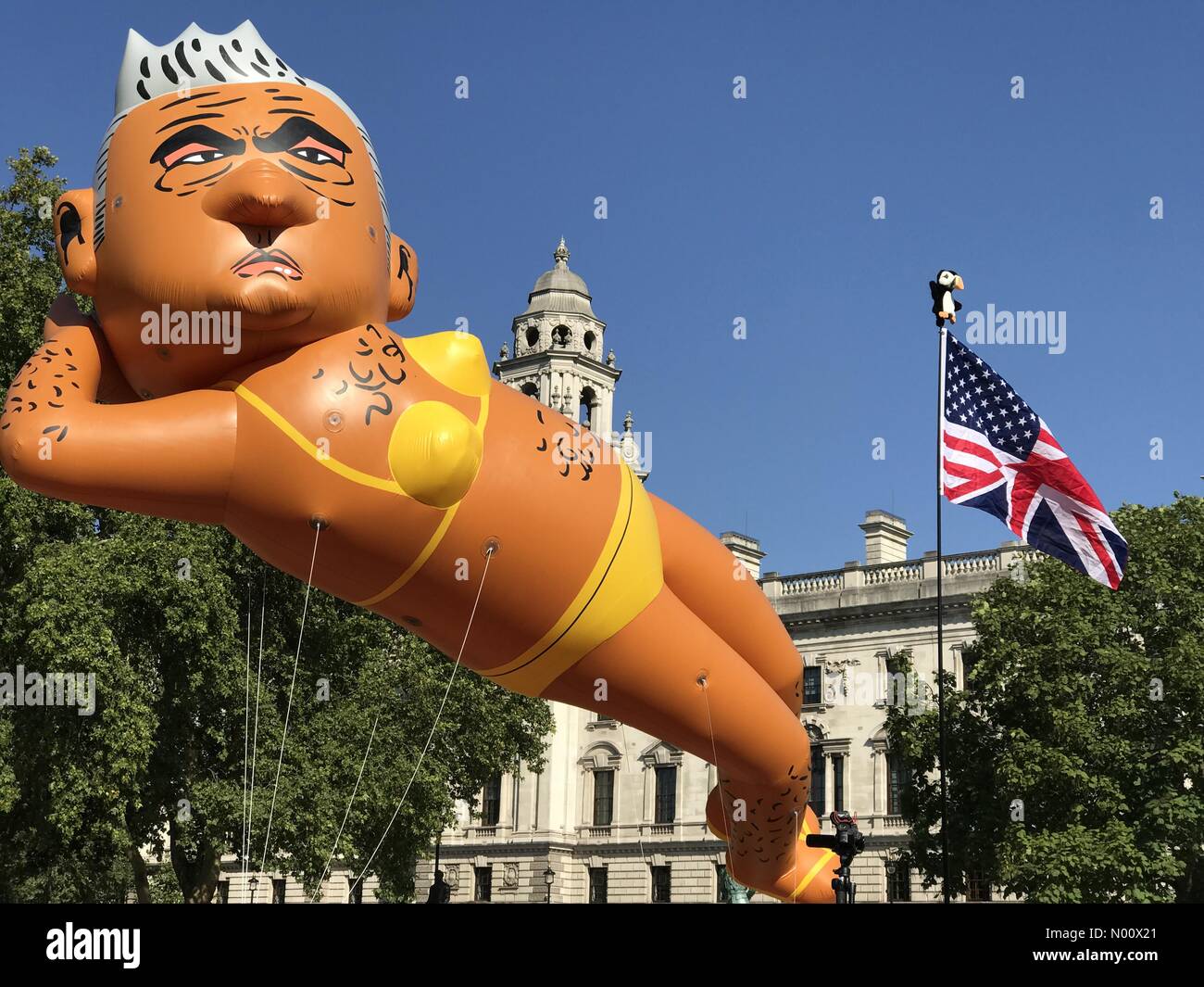 London, Großbritannien. 01 Sep, 2018. September 1, 2018: London, England - ein Ballon von Londons Bürgermeister in einem Bikini fliegt in Parliament Square in Reaktion auf einen Ballon von Präsident Trumpf während des Präsidenten Besuch in Großbritannien geflogen. Credit: TD Dolci/StockimoNews/Alamy leben Nachrichten Stockfoto