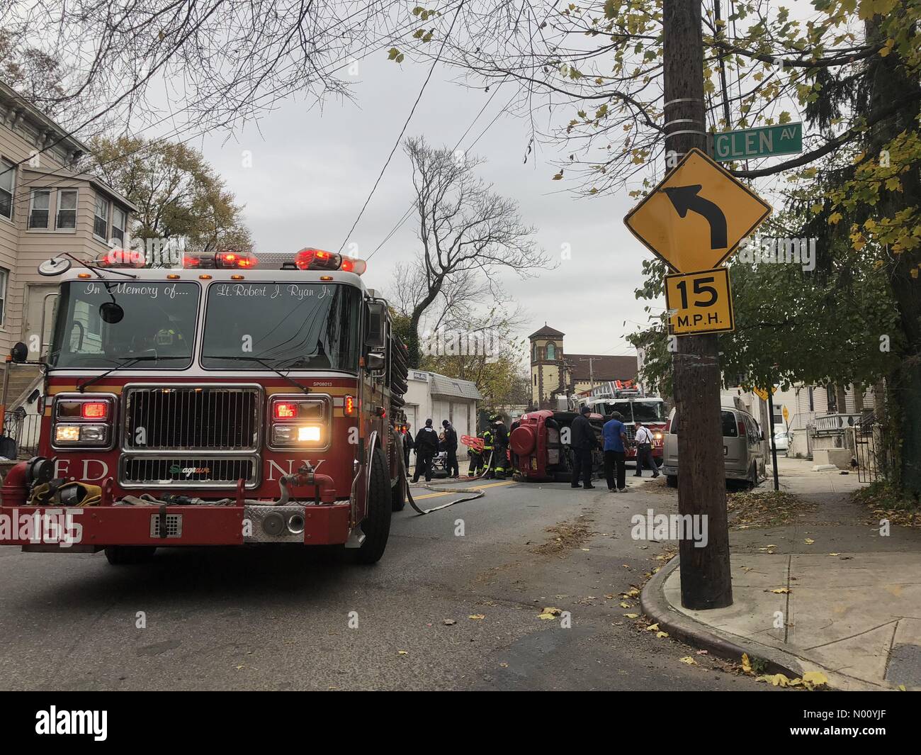New York, USA. 15. Nov 2018. Umgestürzten Fahrzeug auf Brighton avenue Staten Island Kredit: Jonathan Van Dusen/StockimoNews/Alamy leben Nachrichten Stockfoto