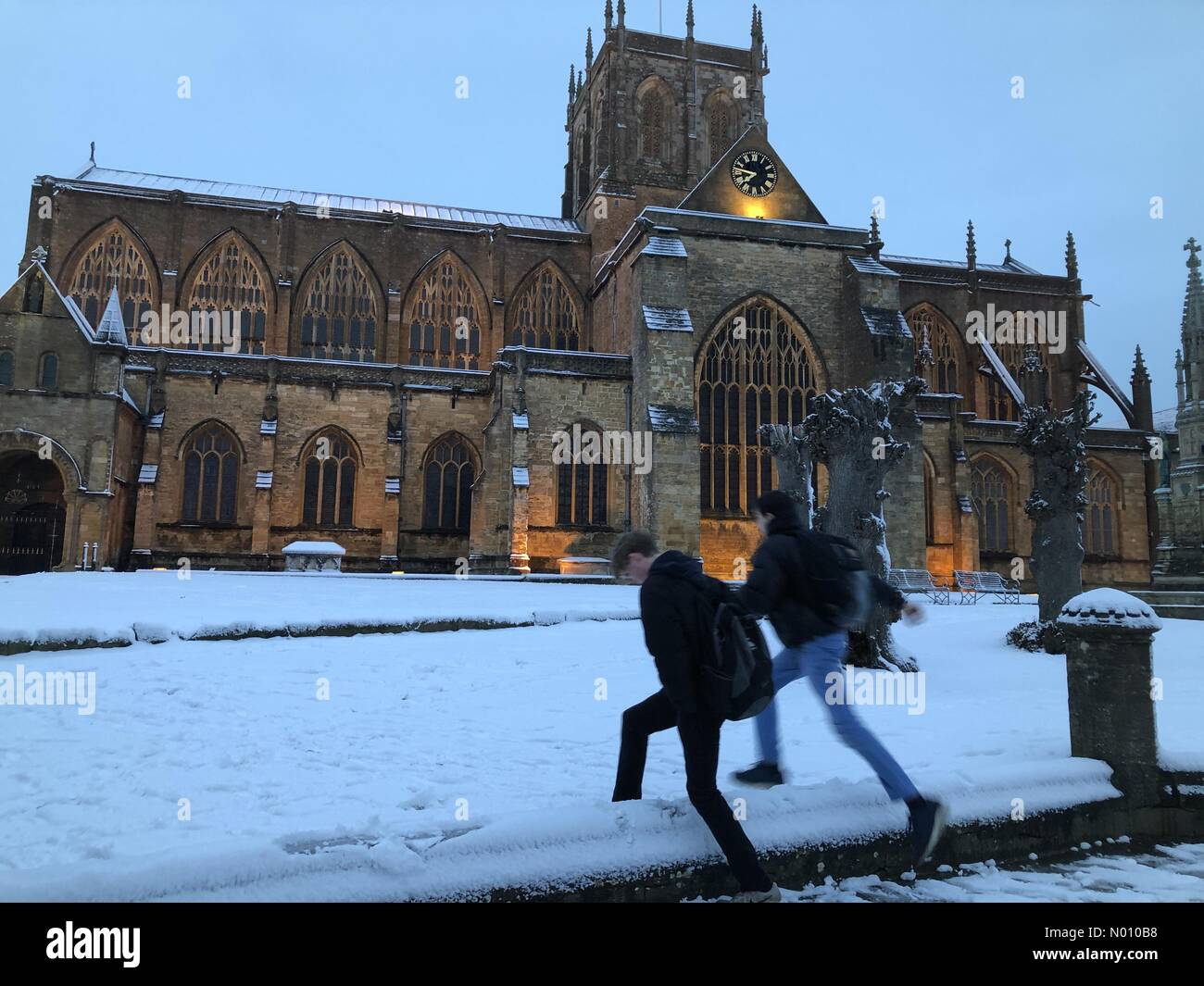 Sherbourne, Dorset, Großbritannien. Großbritannien Wetter 1 Feb 2019 Sherbourne, Dorset, Großbritannien. UK Wetter. 01. Februar 2019. Jungen pass Sherborne Abbey auf dem Weg zur Schule nach einer Nacht mit starkem Schneefall in Sherborne, Dorset. Credit: Josie Elias/StockimoNews/Alamy leben Nachrichten Stockfoto