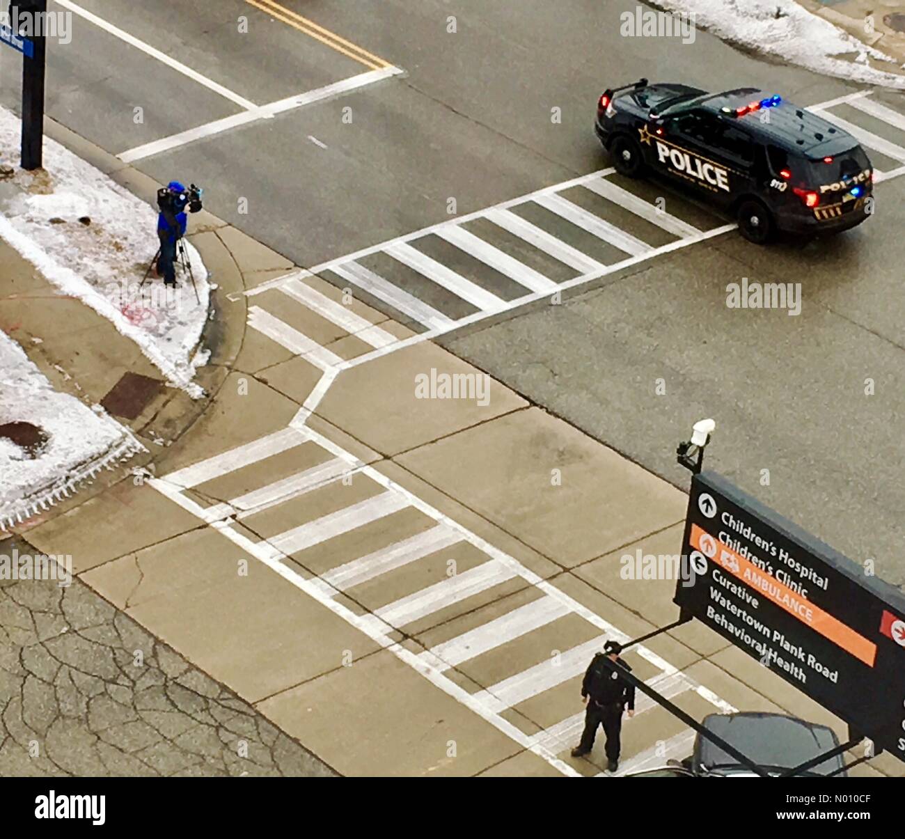 WI Polizisten ermordet, 6. Februar 2018, Milwaukee, Wisconsin, USA, Offizier Matthew Rittner geschossen und in der Linie der Aufgabe getötet erhält officer Prozession zum Leichenschauhaus, DianaJ/StockimoNews/Alamy Stockfoto