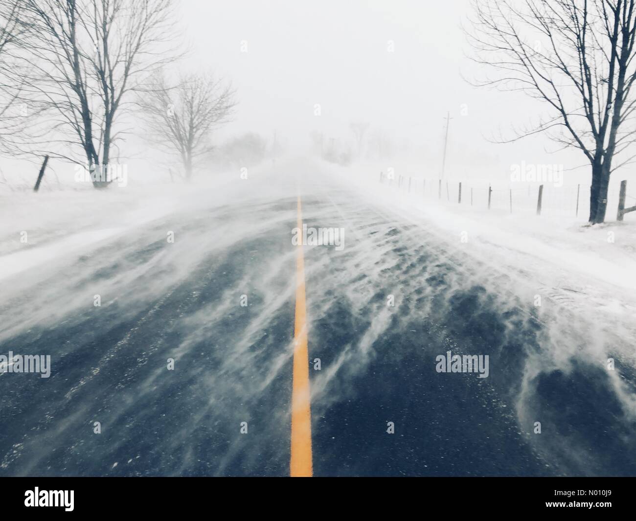 Blizzard Straßenzustand mit Whiteouts in ländlichen Clarington, Ontario, Kanada, am 24. Februar 2019 Stockfoto