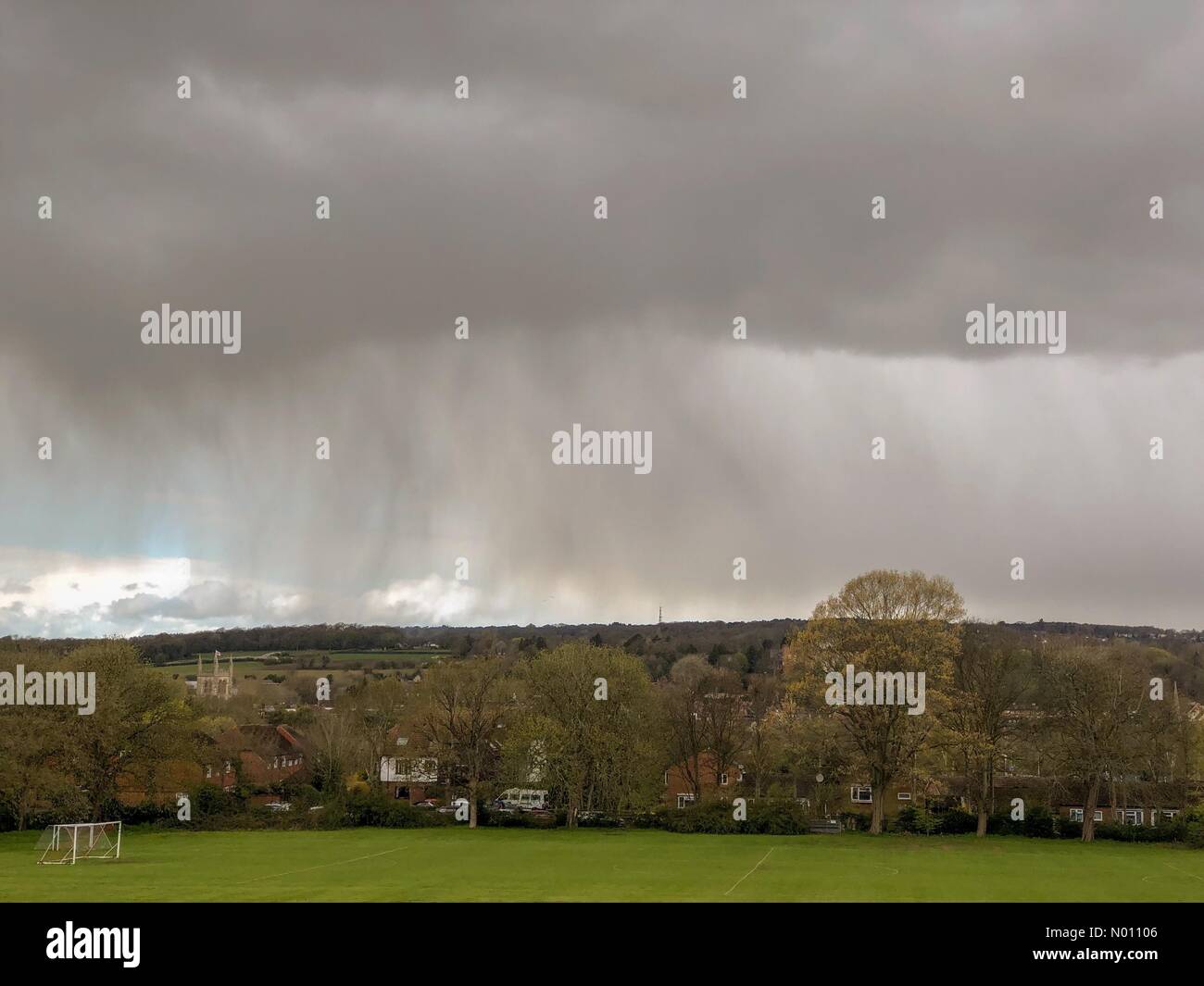 Farnham, Surrey. 2. Apr 2019. UK Wetter: Regen in Farnham. Morley Straße, Farnham. 02. April 2019. Sonnenschein und Duschen über die Grafschaften an diesem Nachmittag. Niederschlag in Farnham in SW Surrey. Credit: jamesjagger/StockimoNews/Alamy leben Nachrichten Stockfoto