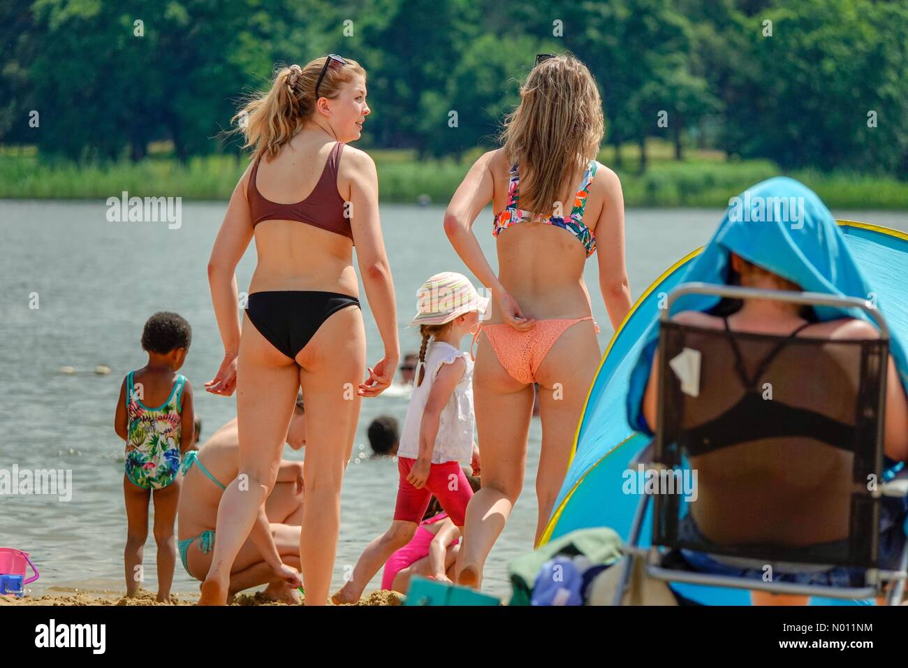 Farnham Surrey 5 Juli 2019 Uk Wetter Heiss Und Sonnig In Farnham Frensham Teiche Farnham 05 Juli 2019 Schon Warm Und Sonnig Wetter Uber Dem Hause Grafschaften Heute Die Menschen Geniessen Das
