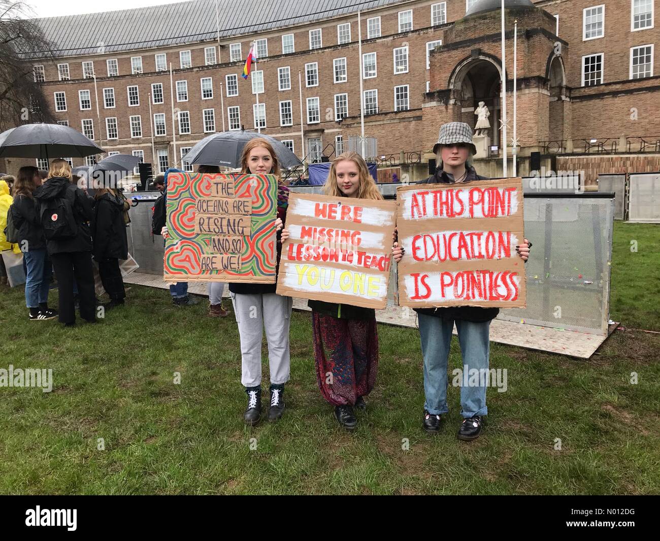 Bristol, Großbritannien, 28. Februar 2020. Jugendklimastreik in Bristol UK - College Green Bristol UK - Freitag, 28. Februar 2020 Junge Leute beginnen, sich auf einem nassen und schlammigen College Green zu versammeln, um Greta Thunberg zu hören: Steven May/StockimoNews/Alamy Live News Stockfoto