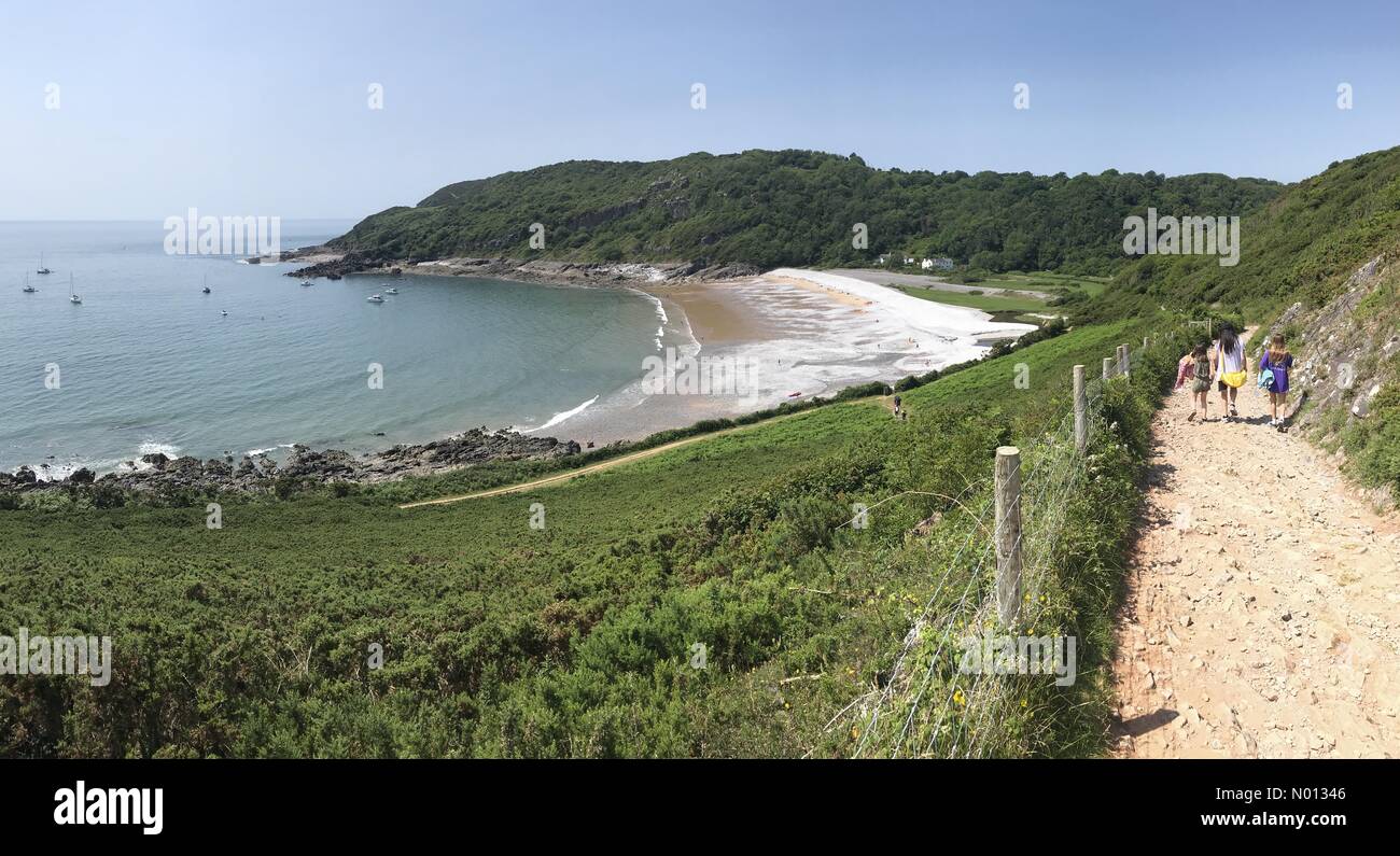 Bei herrlichem Wetter machen sich die Menschen heute Nachmittag auf dem Weg zum Strand Pwll Du auf der Gower Peninsula bei Swansea. Quelle: Phil Rees/StockimoNews/Alamy Live News Stockfoto