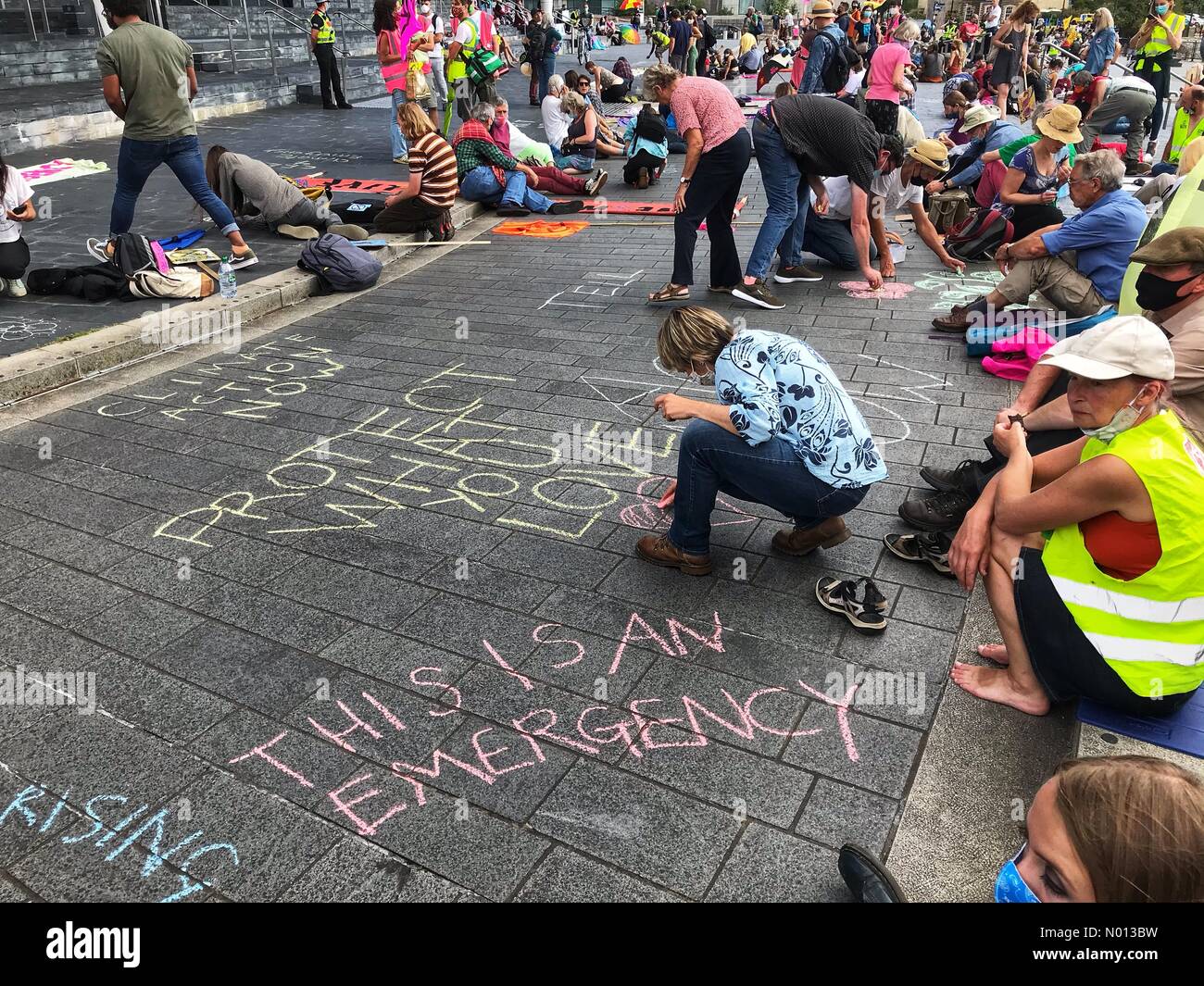 Cardiff, Wales, Großbritannien. September 2020. Extinction Rebellion Protest Cardiff - Dienstag 1. September 2020 - XR Klimaproteste Kreide Klima-Notruf vor dem walisischen Parlament in Cardiff Bay Credit: Steven May/StockimoNews/Alamy Live News Stockfoto