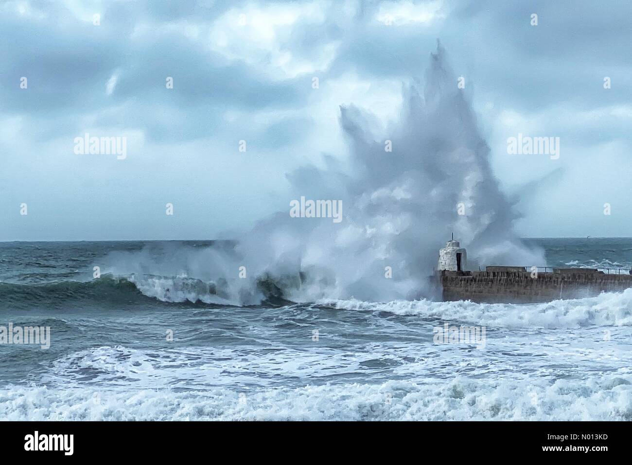 Portreath, Cornwall. Okt. 2020. UK Wetter: Welle stürzt in Portreath Hafenmauer in Cornwall Kredit: Nidpor/StockimoNews/Alamy Live News Stockfoto