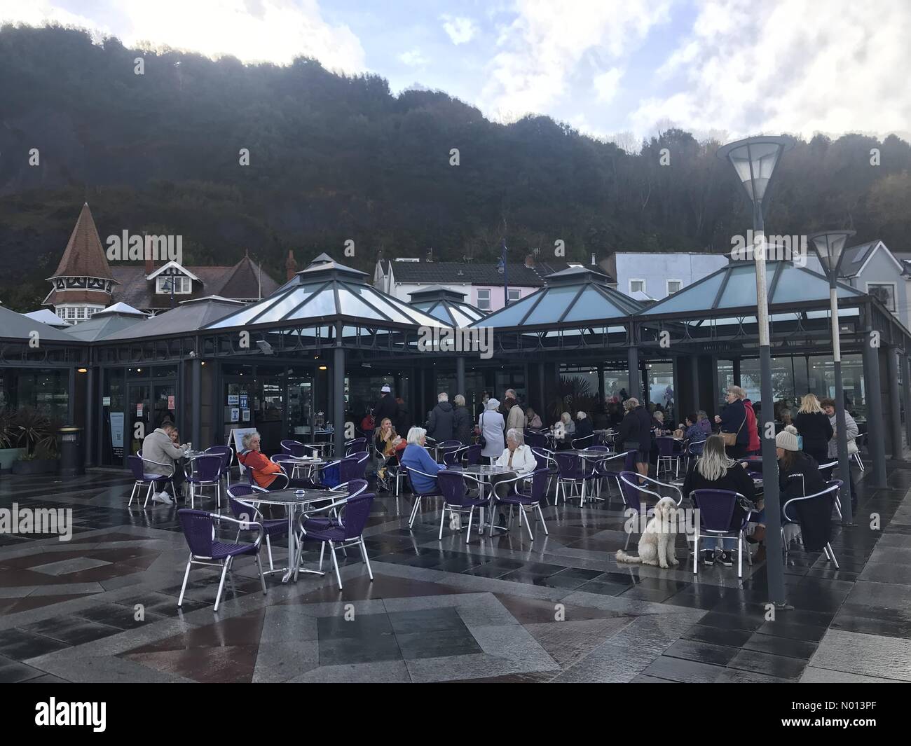 Murmeln in der Nähe von Swansea, Wales, Großbritannien. November 2020. Leute, die an diesem Nachmittag nach dem Lockdown im Verdi's Ice Cream Parkour in Mumbles bei Swansea Schlange stehen. Quelle: Phil Rees/StockimoNews/Alamy Live News Stockfoto