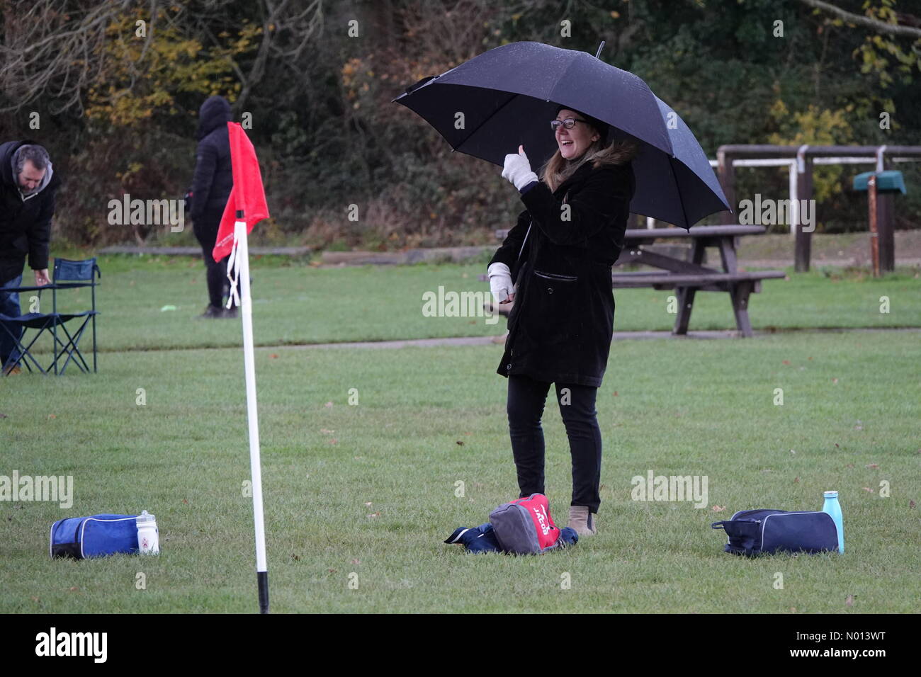 UK Wetter: Kalt und nass in Cranleigh. Knowle Lane, Cranleigh. Dezember 2020. Bitterkaltes Wetter in den Heimatkreisen heute Morgen. Eine Mutter hat sich in Cranleigh, Surrey, warm eingewickelt. Kredit: Jamesjagger/StockimoNews/Alamy Live Nachrichten Stockfoto