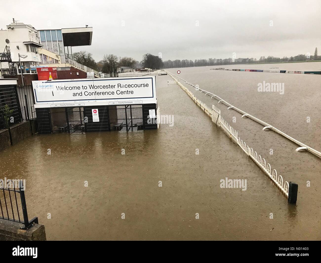 UK Wetter - Hochwasser in Worcester - Mittwoch 23. Dezember 2020 - der Fluss Severn hat begonnen, in Worcester zu überschwemmen, während die Rennbahn der Städte bereits überflutet ist. Stockfoto