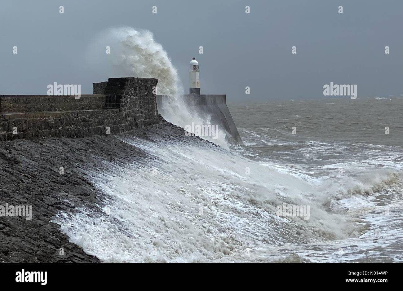 Porthcawl, Großbritannien. 21 2021. Mai: Bei stürmischem Wetter stürzen heute Nachmittag Wellen in die Hafenmauer von Porthcawl, South Wales, ein. Kredit: Phil Rees/StockimoNews/Alamy Live News Kredit: Phil Rees/StockimoNews/Alamy Live News Stockfoto