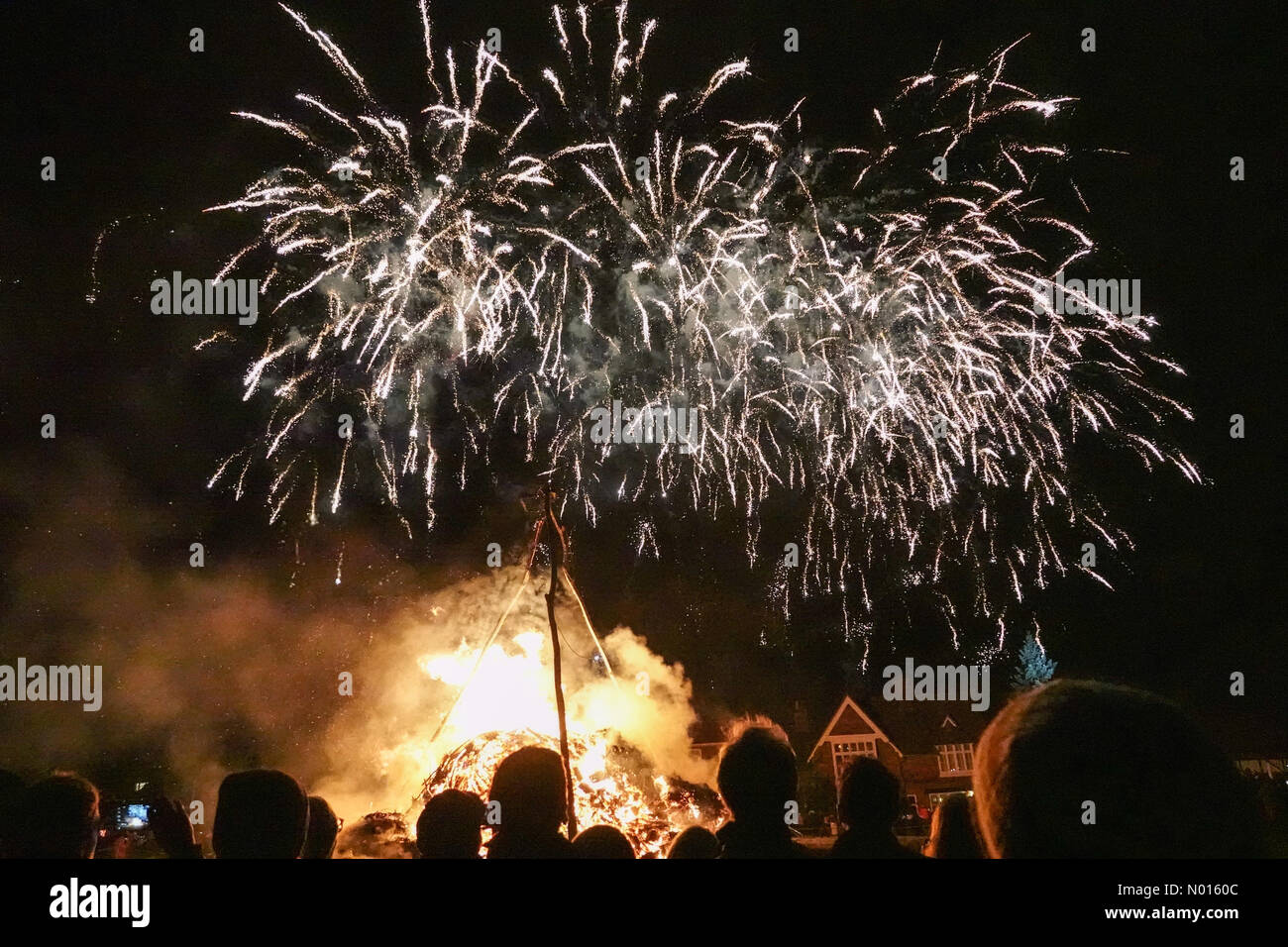 Chiddingfold, Surrey, Großbritannien. November 2021. Große Menschenmengen versammelten sich nach den Covid-Beschränkungen in der Nacht des Lagerfeuers. Menschenmengen genießen das Lagerfeuer von Chiddingfold in Surrey. Kredit: Jamesjagger / StockimoNews/Alamy Live Nachrichten Stockfoto