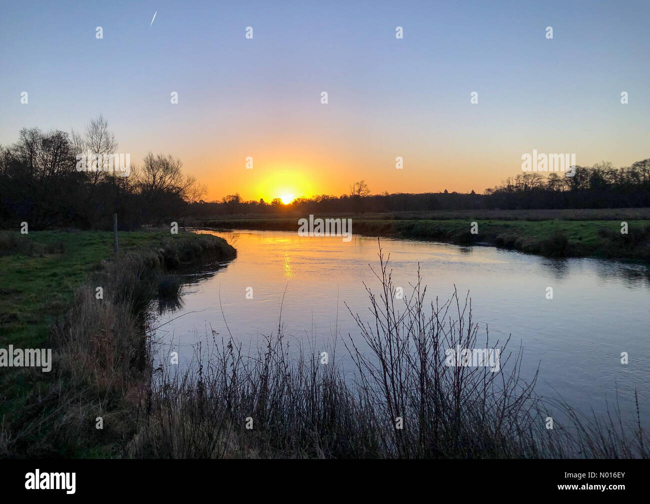 UK Wetter: Sonnenaufgang über Elstead. Waverley Ln, Elstead. 25.. Februar 2022. Ein kalter, aber sonniger Start in den Tag für die Heimatkreise. Sonnenaufgang über dem River Wey bei Thundry Meadows, Elstead, Surrey. Kredit: Jamesjagger/StockimoNews/Alamy Live Nachrichten Stockfoto