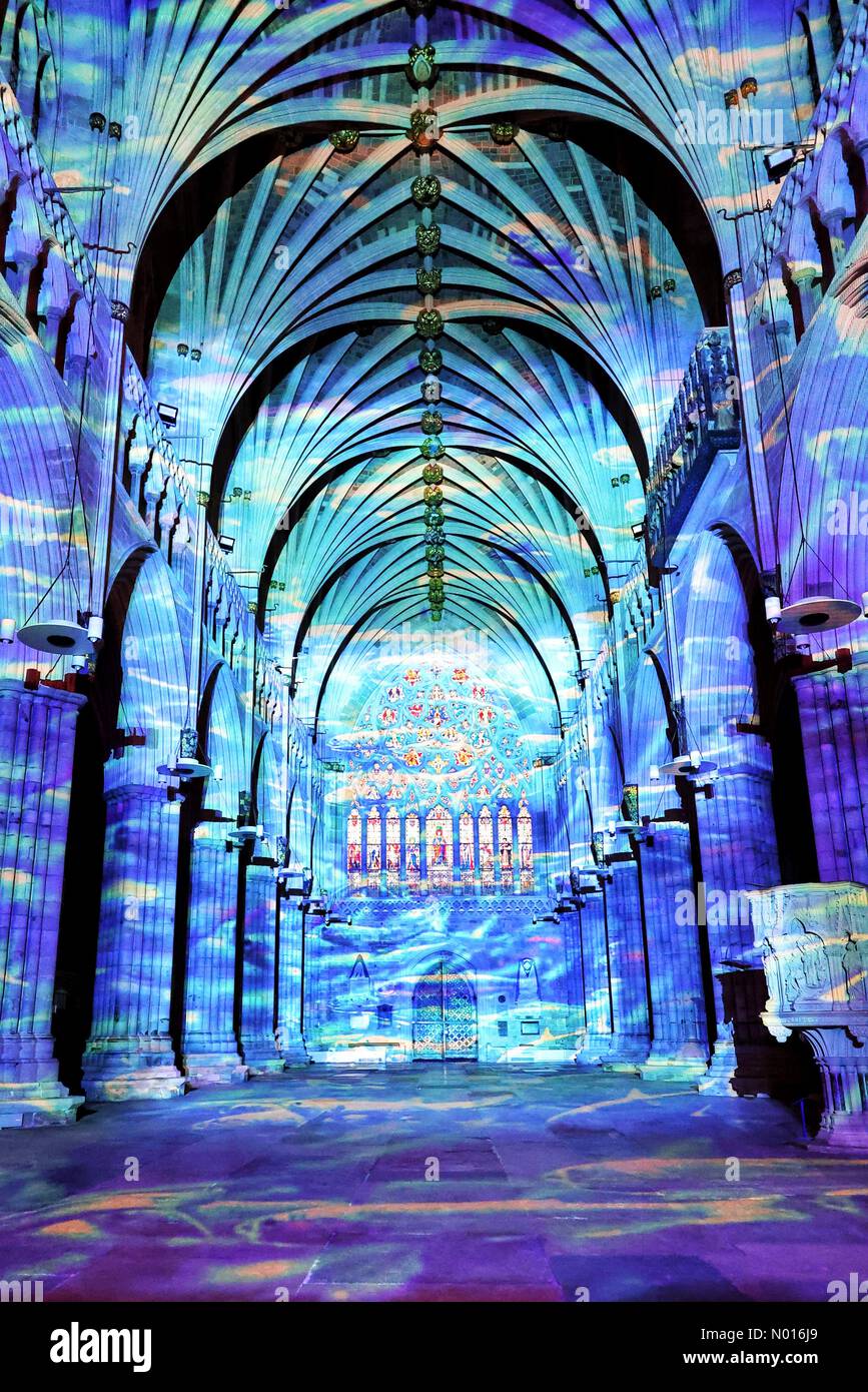 Exeter, Devon, Großbritannien. 22.. März 2022. Die Kathedrale von Exeter erwacht zum Klang und zur Vision von ‘Life' von Luxmuralis. Pressevorschau heute Ausstellung läuft bis Samstag, 26.. März. 22.. März 2022. Credit nidpor/ Alamy Live News Credit: Nidpor/StockimoNews/Alamy Live News Stockfoto