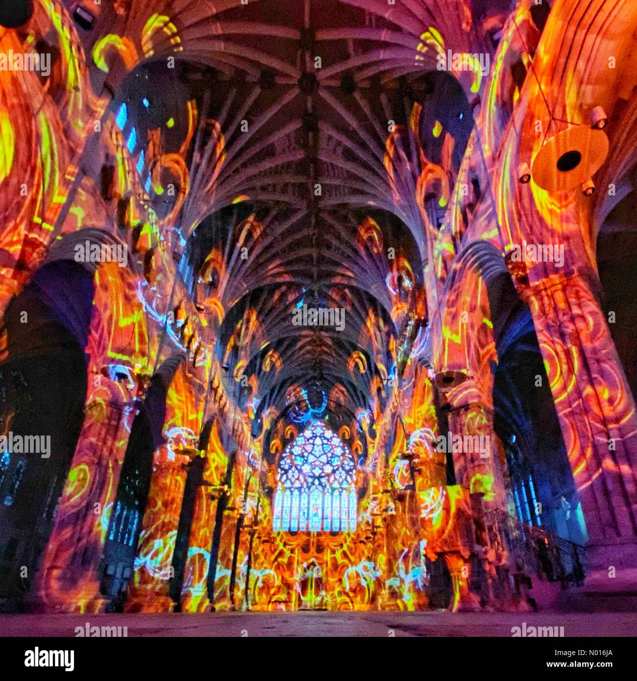 Exeter, Devon, Großbritannien. 22.. März 2022. Die Kathedrale von Exeter erwacht zum Klang und zur Vision von ‘Life' von Luxmuralis. Pressevorschau heute Ausstellung läuft bis Samstag, 26.. März. 22.. März 2022. Credit nidpor/ Alamy Live Credit: Nidpor/StockimoNews/Alamy Live News Stockfoto
