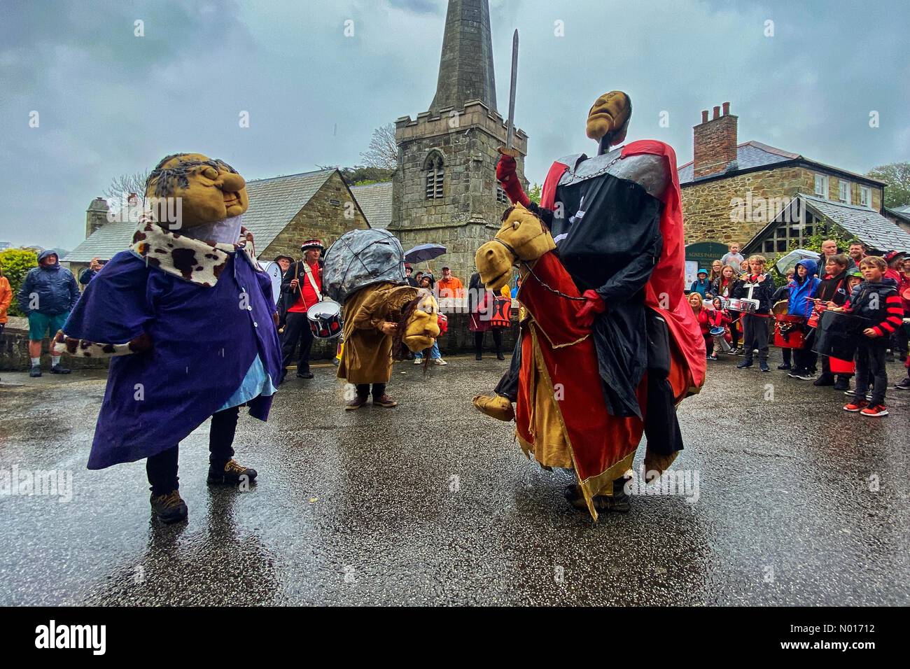 Bolster Pageant Street Theatre Prozession in St. Agnes, Cornwall, Großbritannien. 1.. Mai 2022. Credit nidpor/ Alamy Live News Stockfoto