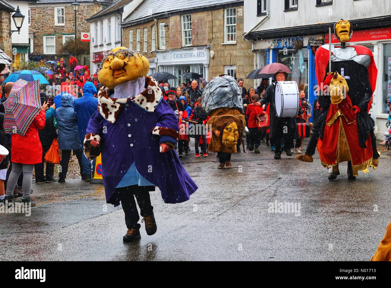 UK Wetter: Wet Street Theater während der Aufstossungsseitein St Agnes, Cornwall, UK. 1.. Mai 2022. Credit nidpor/ Alamy Live News Stockfoto