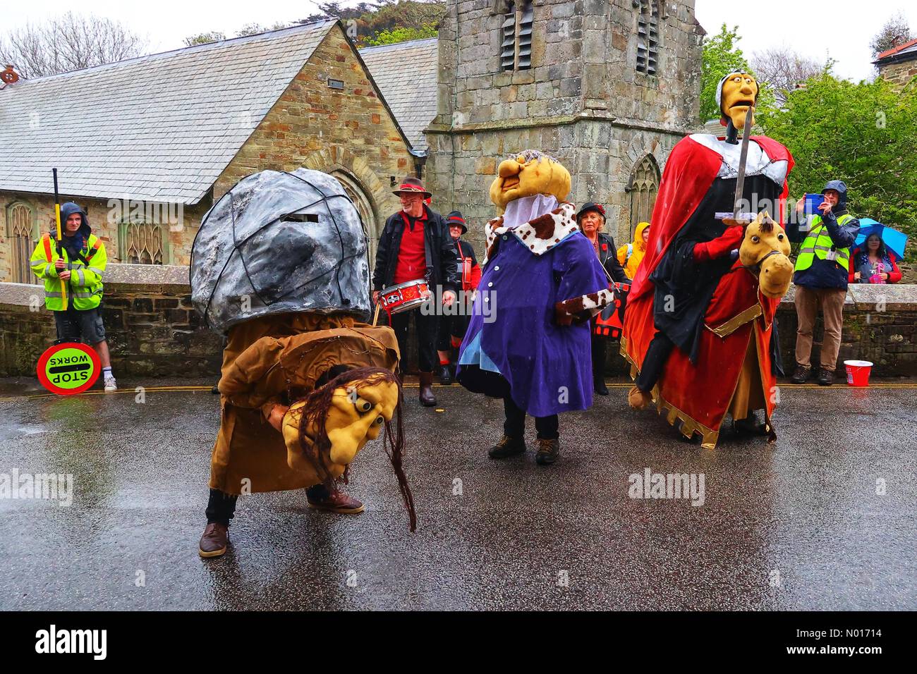 UK Wetter: Wet Street Theater während der Aufstossungsseitein St Agnes, Cornwall, UK. 1.. Mai 2022. Credit nidpor/ Alamy Live News Stockfoto