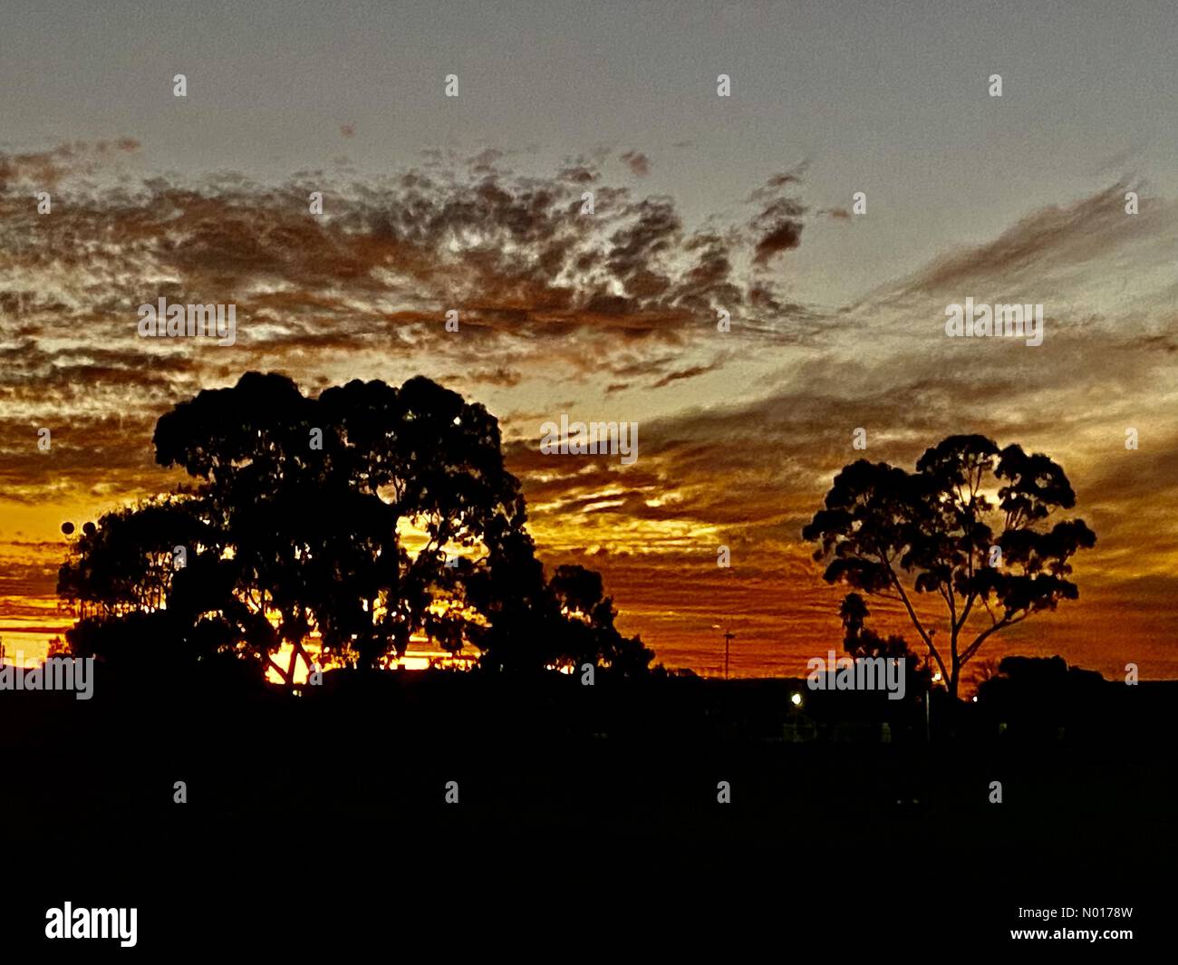 Farbenfrohe Sonnenuntergänge in Adelaide, Australien Credit: amer ghazzal/StockimoNews/Alamy Live News Stockfoto