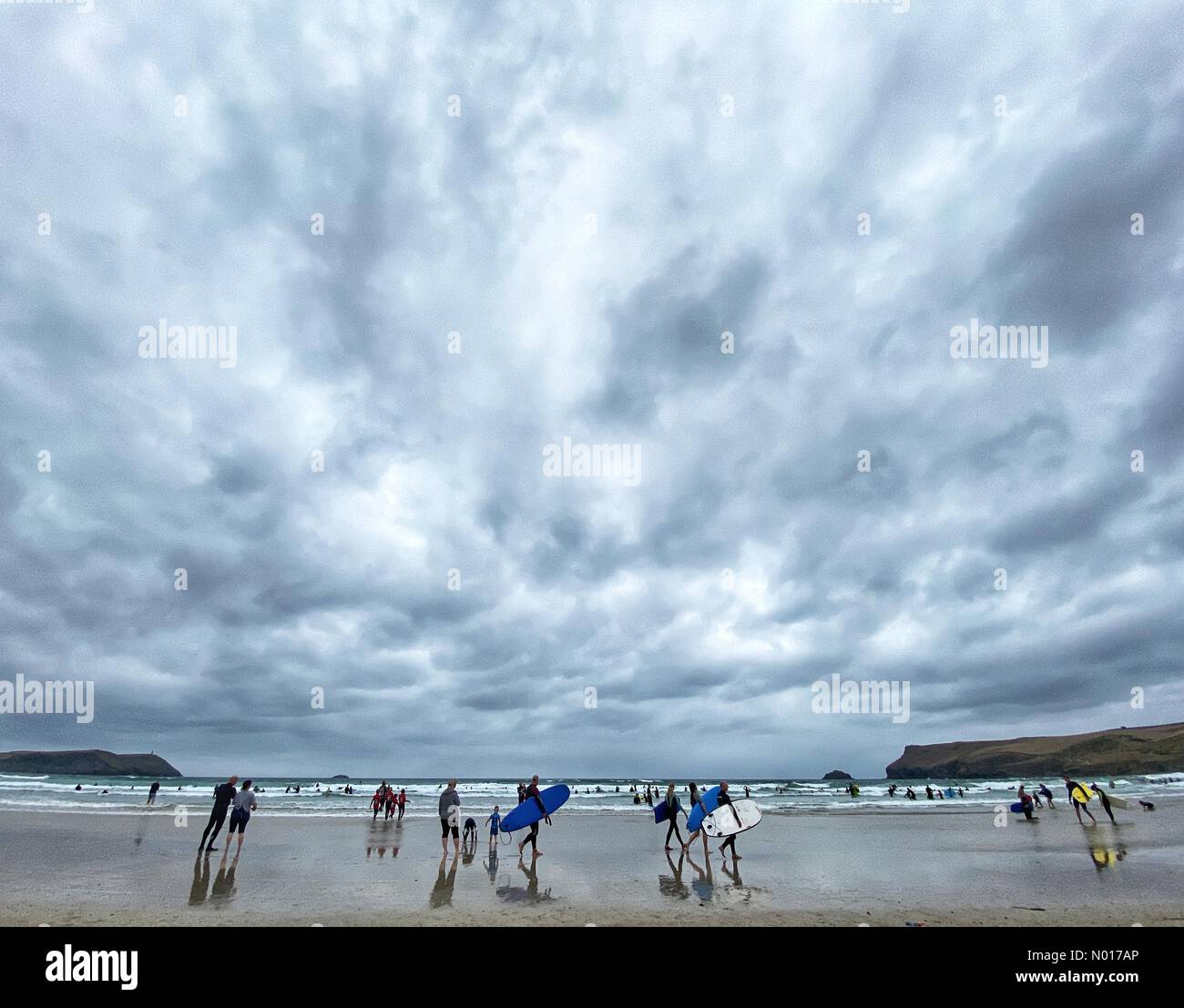 Cornwall, Großbritannien. 23.. Juli 2022. UK Wetter: Bedeckt für Surfer in Polzeath, Cornwall, UK. 23. Juli 2022. Kredit: Nidpor / StockimoNews/Alamy Live Nachrichten Stockfoto