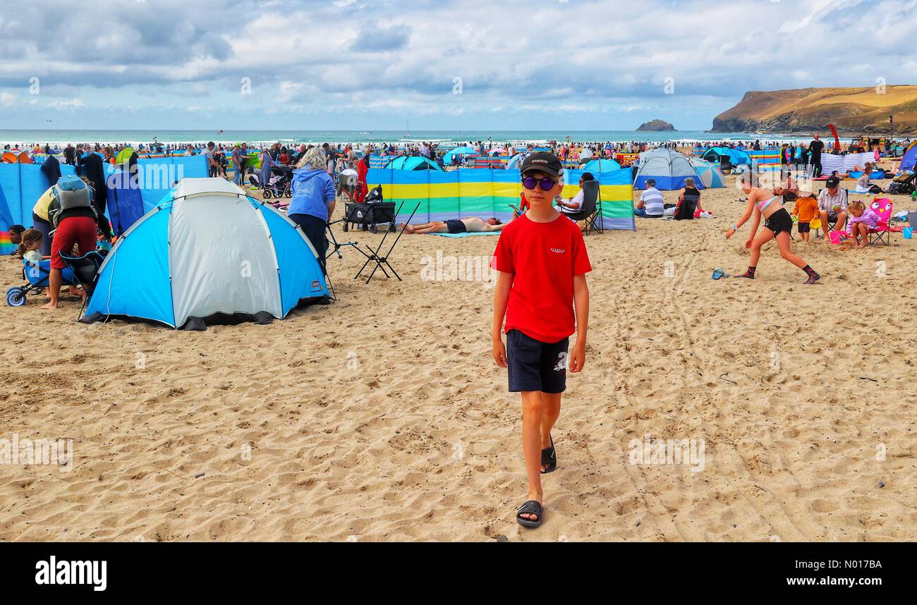 UK Wetter: An einem warmen, bewölkten Tag ist am Strand von Polzeath viel los. 26. Juli 2022. Credit nidpor Credit: Nidpor/StockimoNews/Alamy Live News Stockfoto