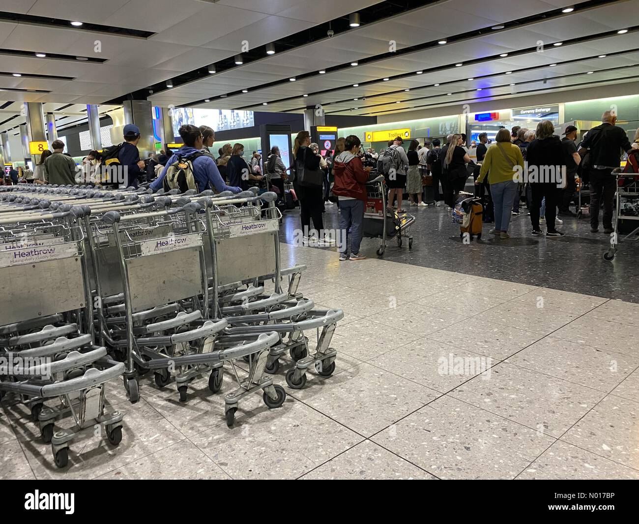 Passagiere am Flughafen Heathrow, die Gepäck abholen, London, Großbritannien Credit: amer ghazzal/StockimoNews/Alamy Live News Stockfoto