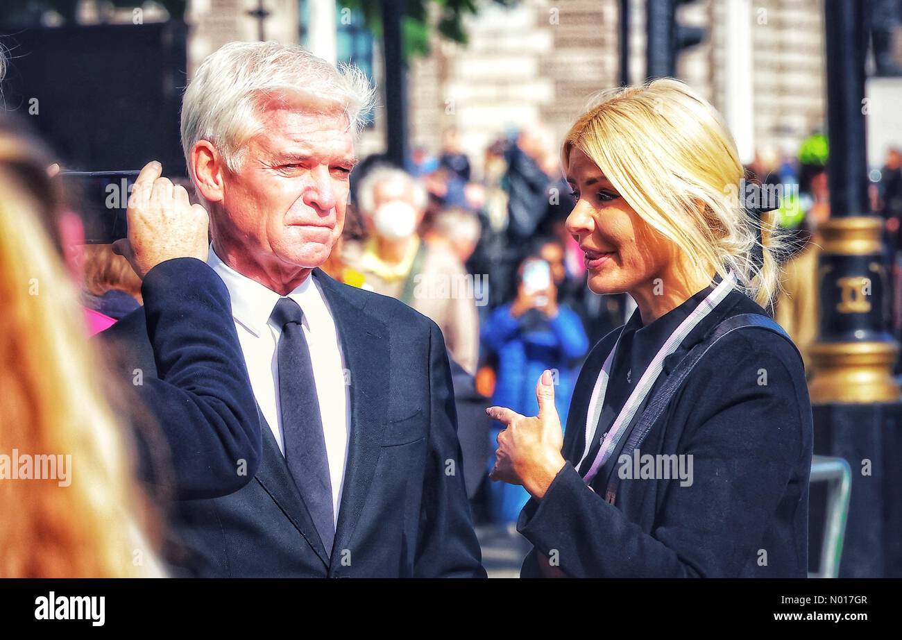 Phillip Schofield und Holly Willoughby in Westminster, London. Das Bild, das wenige Minuten vor dem Betreten des Westminster Palace aufgenommen wurde, und die darauf folgende vip-Warteschlange überspringt furore. 16.. September 2022. Stockfoto