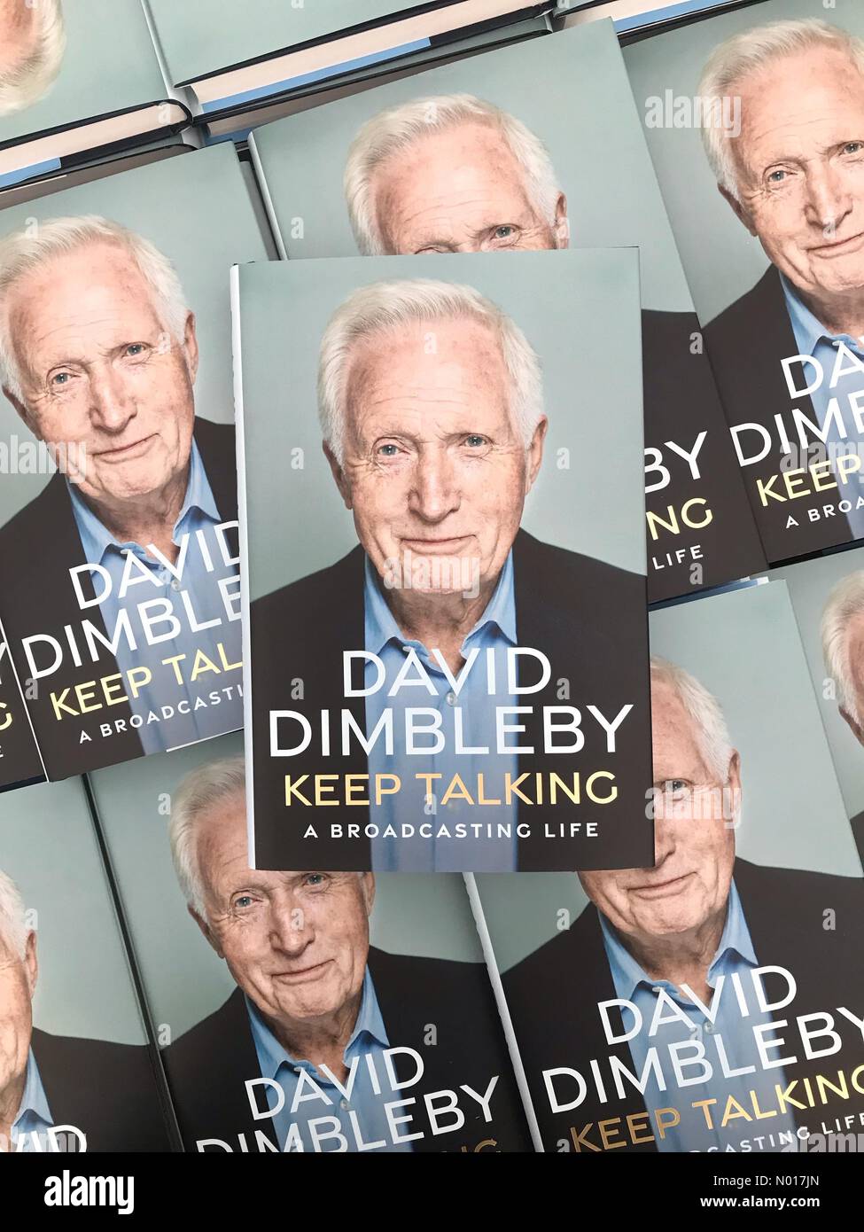 Cheltenham Literature Festival UK - Cheltenham Gloucestershire UK Donnerstag, 13.. Oktober 2022 - das neue David Dimbleby Buch Keep talking in Festival Bookshop Stockfoto