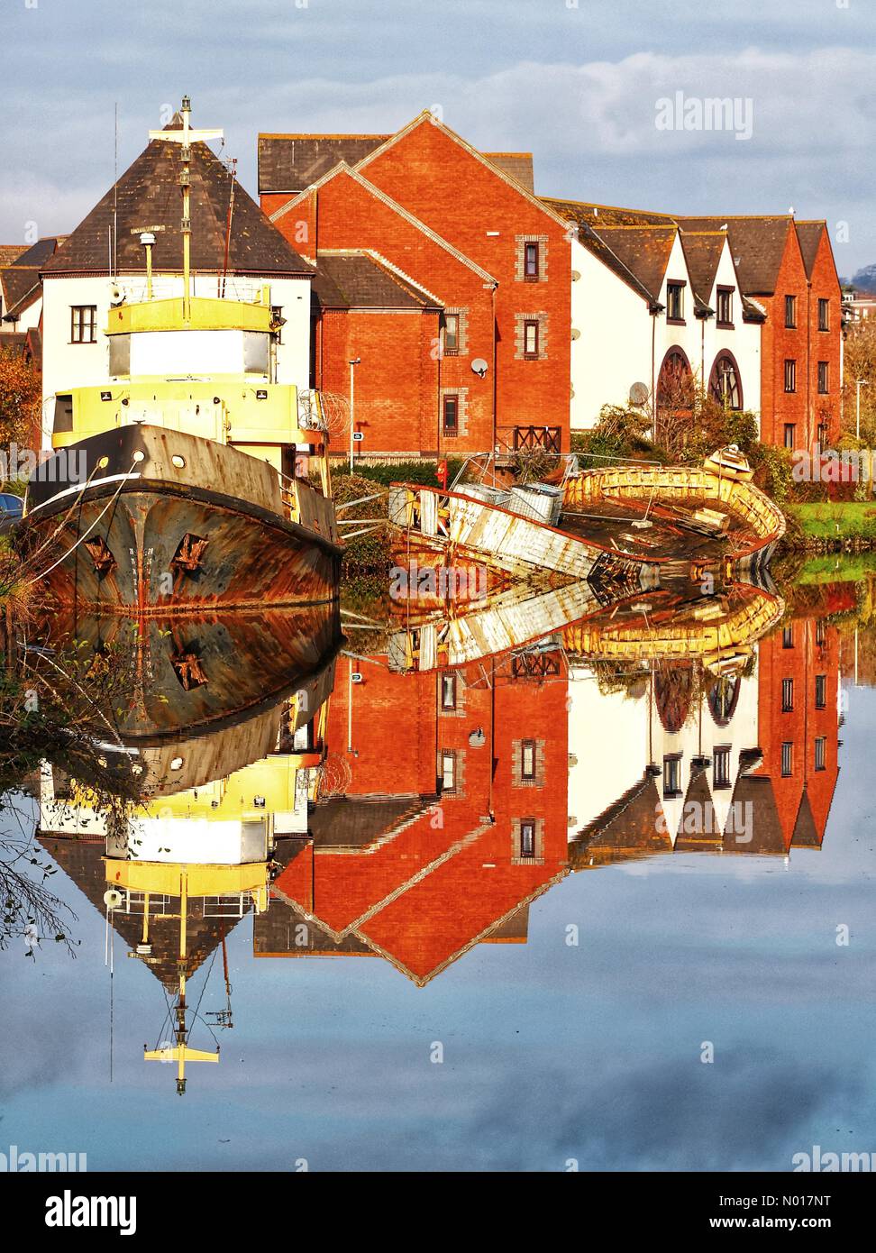 Exeter, Devon, Großbritannien. 30. November 2022. Wetter im Vereinigten Königreich: Überlegungen zum Herbst an einem milden Tag auf dem Kanal des Exeter-Schiffes, Exeter, Devon, Vereinigtes Königreich. 30. November 2022. Credit nidpor/Alamy Live News Credit: Nidpor/StockimoNews/Alamy Live News Stockfoto