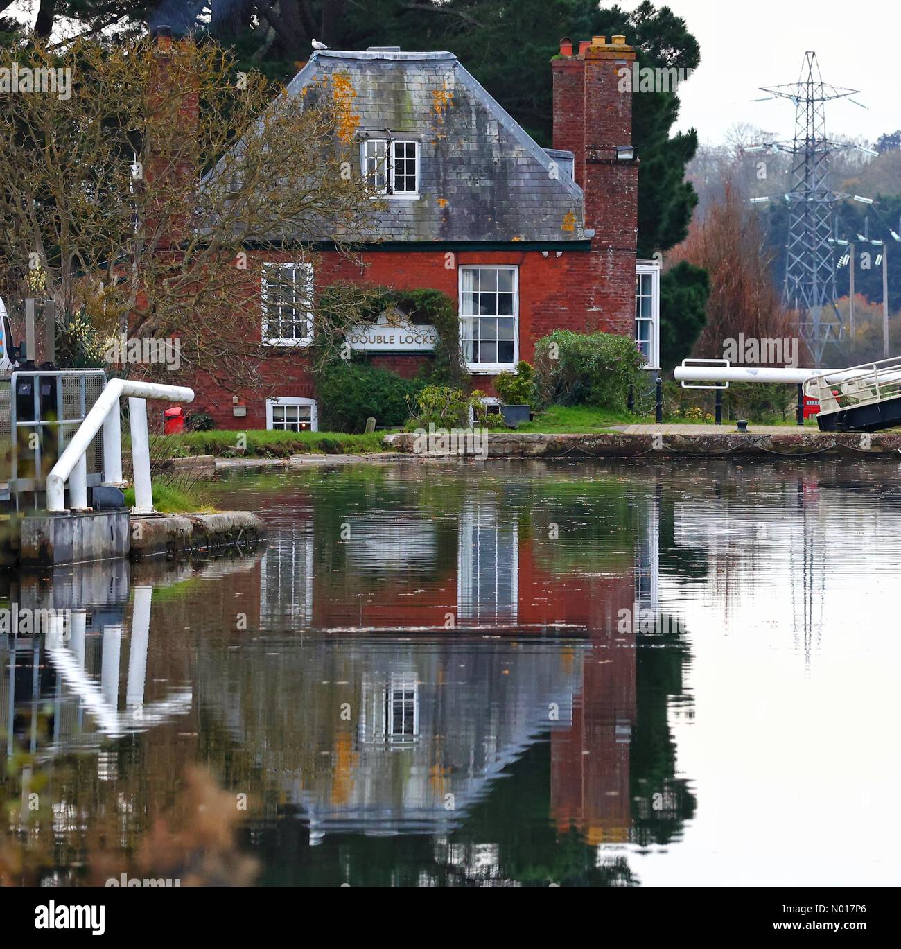 Wetter im Vereinigten Königreich: Herbstliche Reflexionen bei Doppelschleusen auf dem Exeter-Schiffskanal, Devon, Vereinigtes Königreich. 6. Dezember 2022. Credit nidpor/Alamy Live News Credit: Nidpor/StockimoNews/Alamy Live News Stockfoto