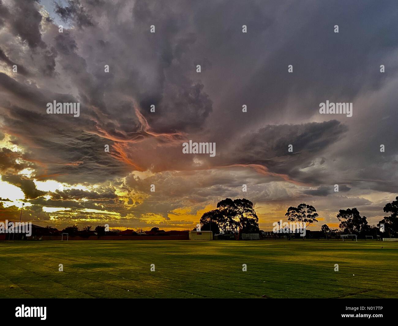 Dramatischer Himmel bei Sonnenuntergang, Adelaide, Australien Kredit: amer ghazzal/StockimoNews/Alamy Live News Stockfoto