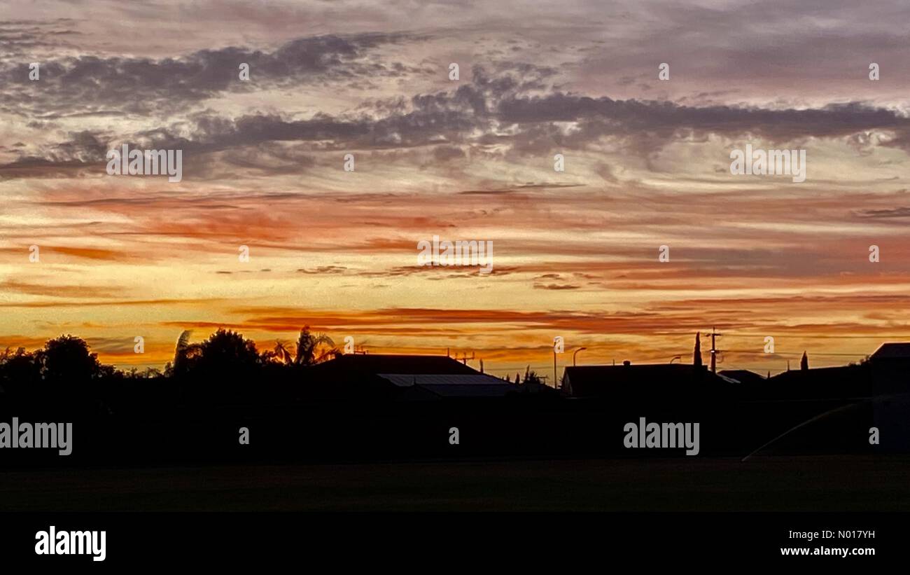Farbenfroher Sonnenuntergang mit orangefarbenem Himmel, Adelaide, Australien Kredit: amer ghazzal/StockimoNews/Alamy Live News Stockfoto