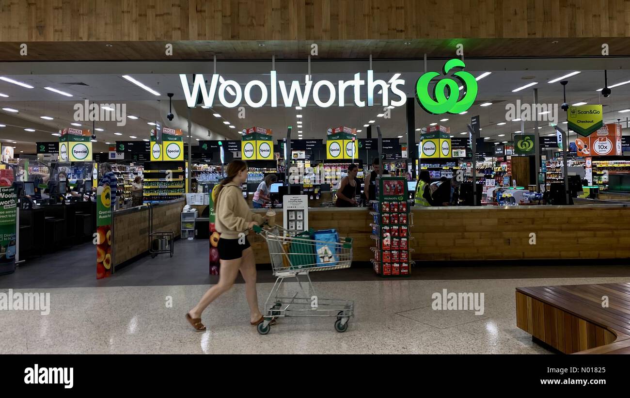 Einkäufer im Woolworths Supermarkt, Adelaide, Australien. Gutschrift: amer ghazzal/StockimoNews/Alamy Live News Stockfoto