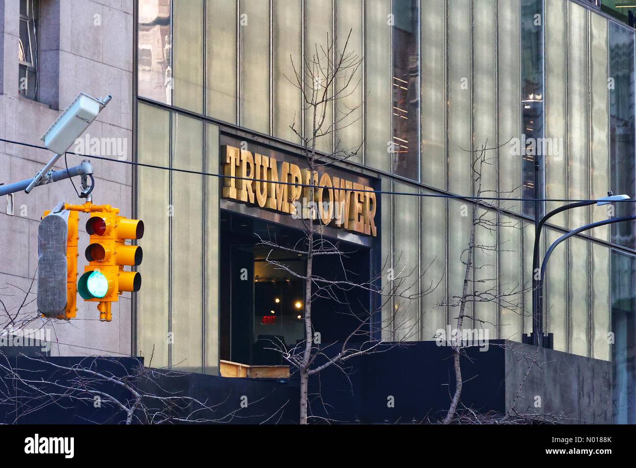 Szene im Trump Tower vor der Ankunft von Ex-Präsident Donald Trump, New York, USA. 3. April 2023. Credit nidpor/Alamy Live News Credit: Nidpor/StockimoNews/Alamy Live News Stockfoto