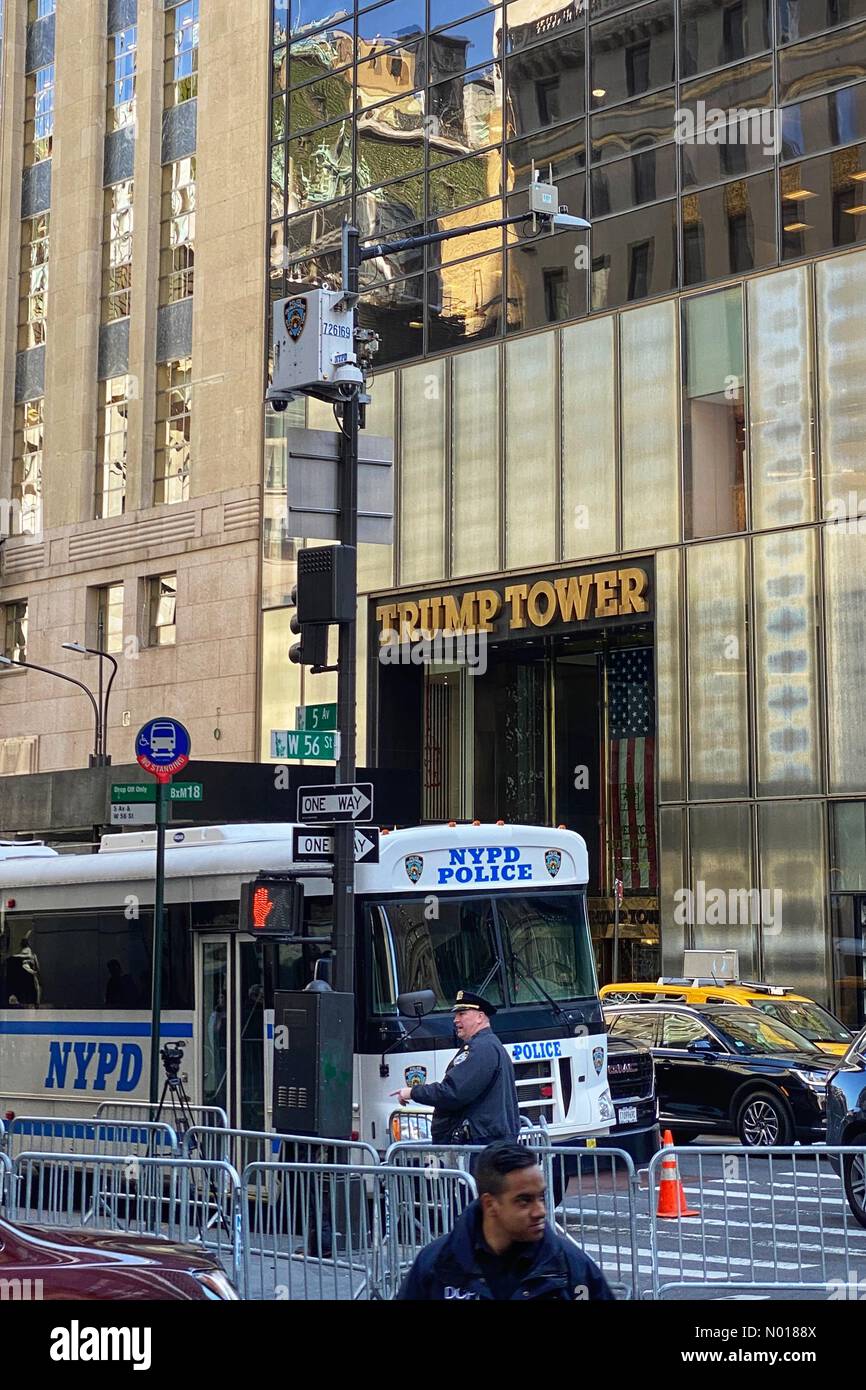 Sicherheit im Trump Tower vor der Ankunft des Ex-Präsidenten Donald Trump, New York, USA. 3. April 2023. Credit nidpor/Alamy Live News Credit: Nidpor/StockimoNews/Alamy Live News Stockfoto