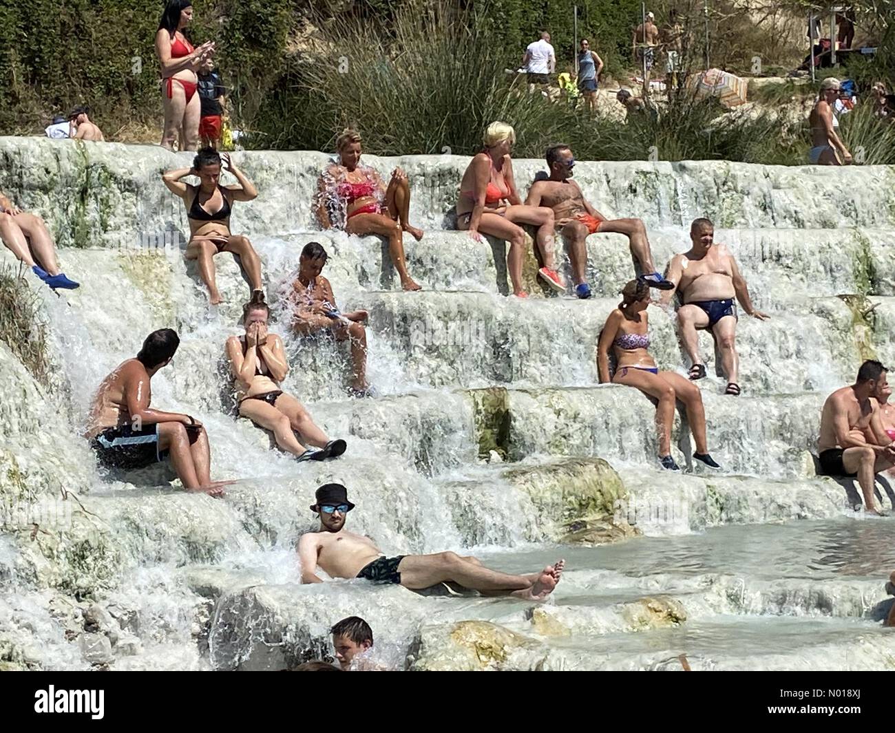Menschen, die das Thermalwasser in Saturnia, Toskana, Italien genießen Credit: amer ghazzal/StockimoNews/Alamy Live News Stockfoto