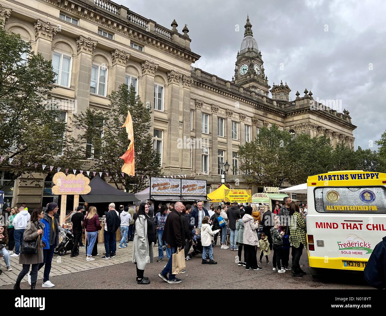 Bolton Food and Drink Festival. 18. Bolton Food and Drink Festival das größte Essen-Festival des Nordwestens während des Feiertagswochenendes der August Bank. Stände vor dem Rathaus. Quelle: Lancashire Images/StockimoNews/Alamy Live News Stockfoto