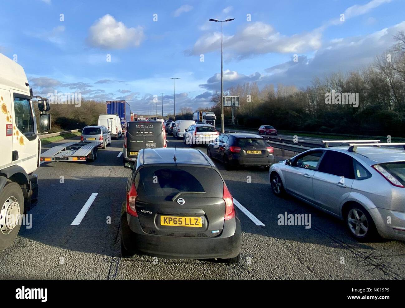 Der Verkehr kehrt heute Nachmittag auf der Autobahn M4 in der Nähe von Caldicot zurück, als die Kreuzung des zweiten Flusses Severn in einem 10 km langen Rückweg wegen eines Unfalls mit vier Autos und starkem Wind erreicht wurde. Quelle: Phil Rees/StockimoNews/Alamy Live News Stockfoto