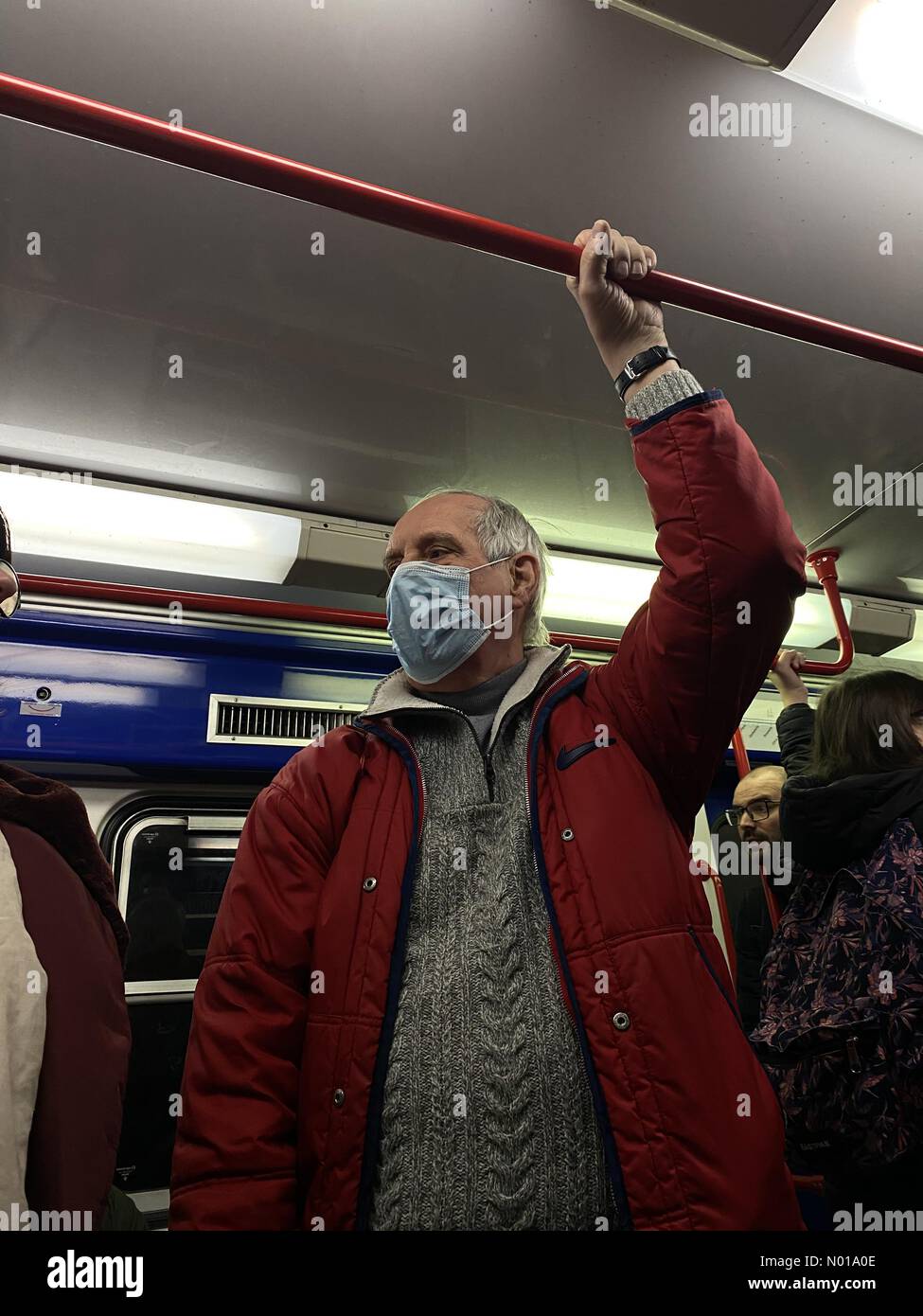 Rom, Italien. 23. Dezember 2023. Pendler mit chirurgischer Maske gegen covid auf Rome Metro Credit: amer ghazzal/StockimoNews/Alamy Live News Stockfoto