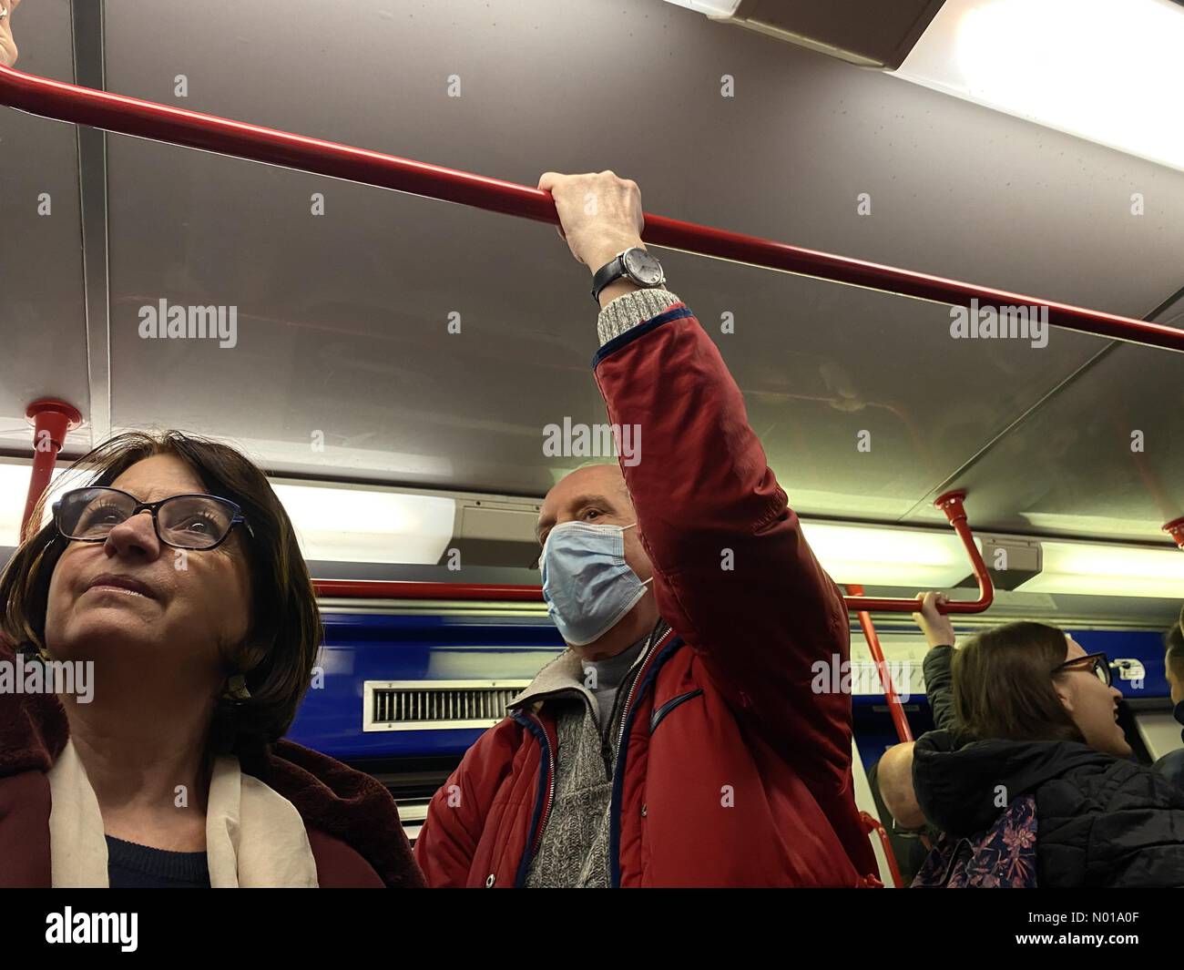 Rom, Italien. 23. Dezember 2023. Pendler mit chirurgischer Maske gegen covid auf Rome Metro Credit: amer ghazzal/StockimoNews/Alamy Live News Stockfoto