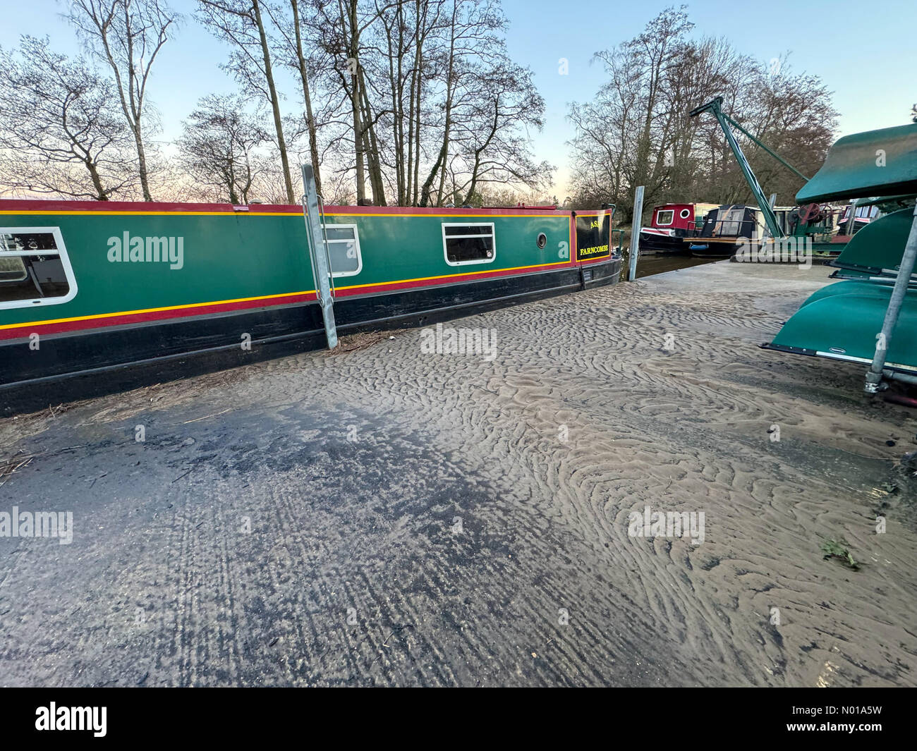 Wetter in Großbritannien: Hochwasserschäden in Godalming. Catteshall Ln, Godalming. Januar 2024. Regenfälle durch Sturm Henk verursachten in den Home Countys weitverbreitete Überschwemmungen. Hochwasserschäden in Godalming in Surrey. Quelle: Jamesjagger/StockimoNews/Alamy Live News Stockfoto