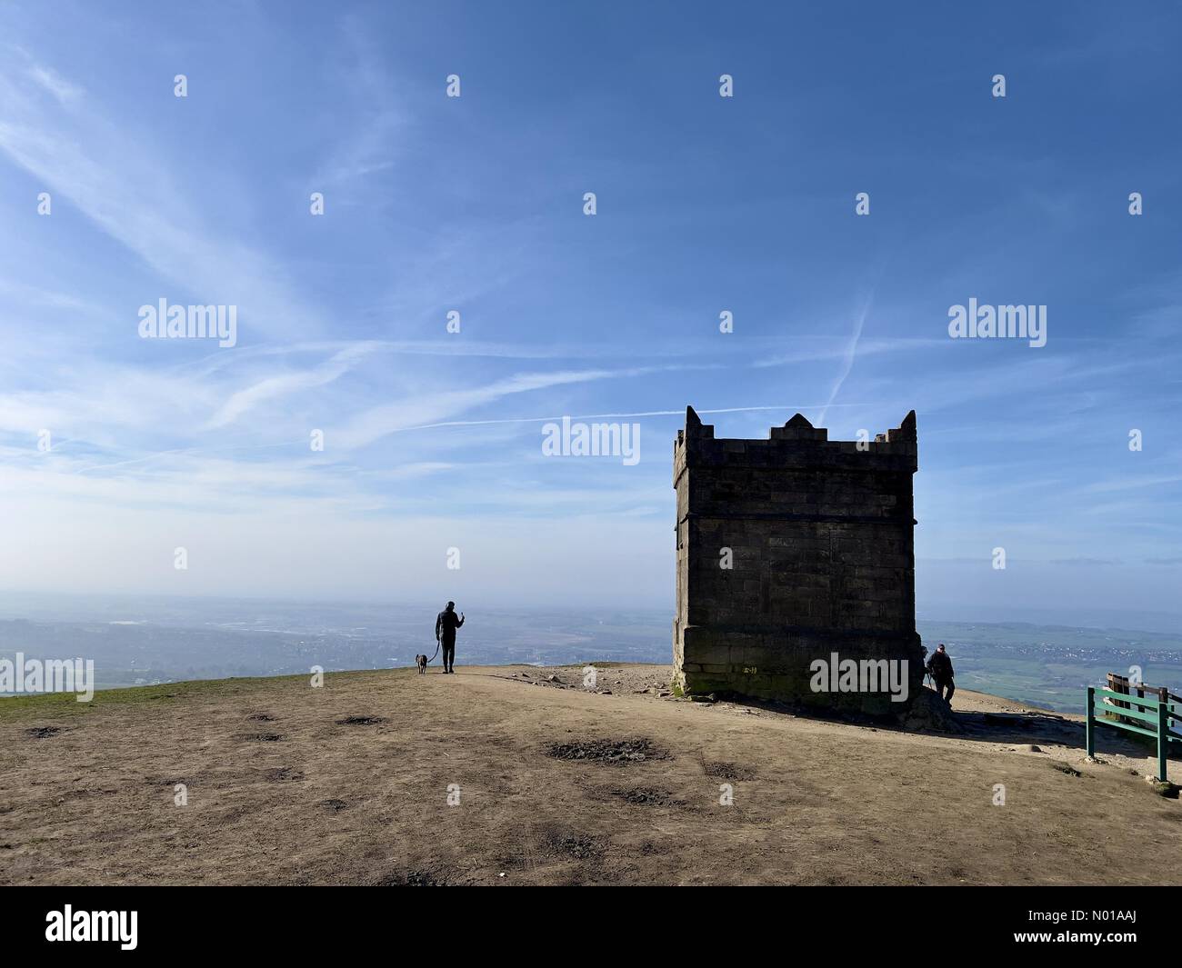 Wetter in Großbritannien: Sonnig in Rivington, Lancashire. Ein sonniger Ostersonntag in Rivington bei Chorley in Lancashire. Ein windiger Morgen bei der Torheit auf der Spitze des Rivington Pike. Stockfoto