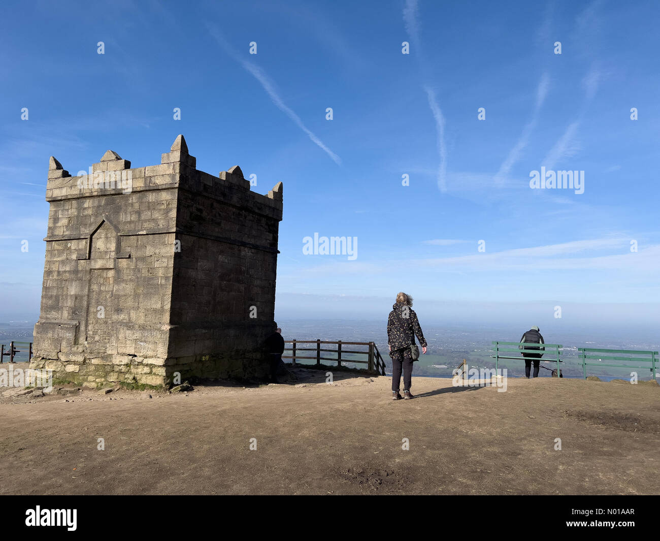 Wetter in Großbritannien: Sonnig in Rivington, Lancashire. Ein sonniger Ostersonntag in Rivington bei Chorley in Lancashire. Ein windiger Morgen bei der Torheit auf der Spitze des Rivington Pike. Stockfoto