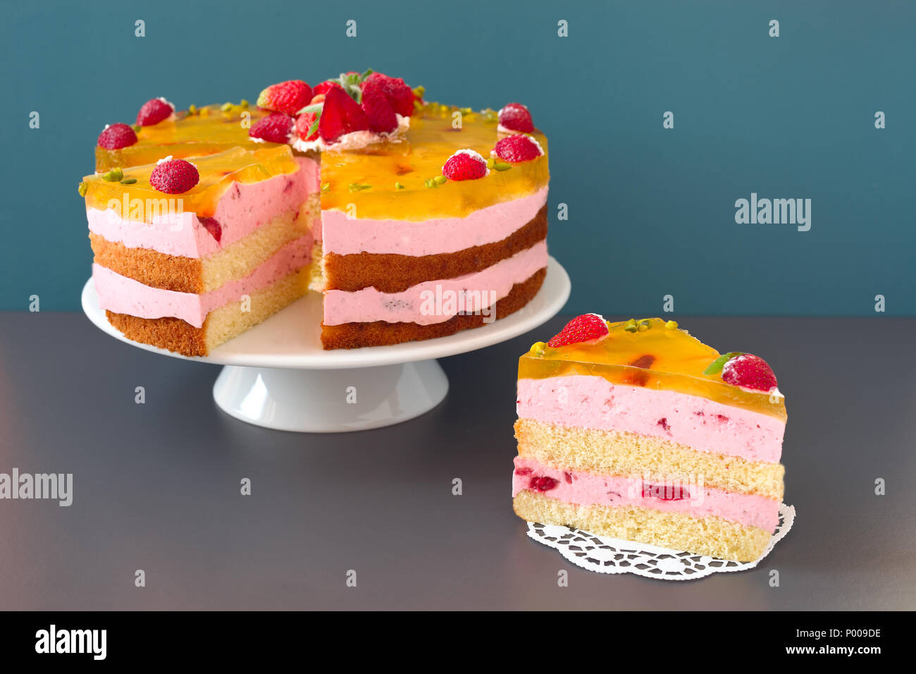 Erdbeere Layer Cake Stockfoto